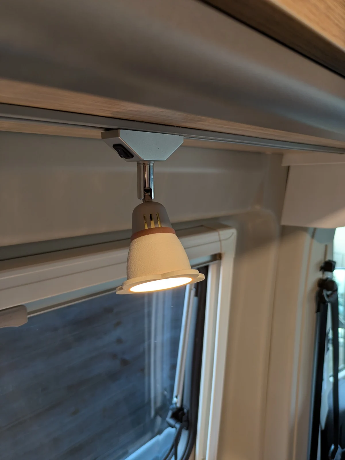 Abat-jour fleur terracotta installé sur un spot LED Dometic