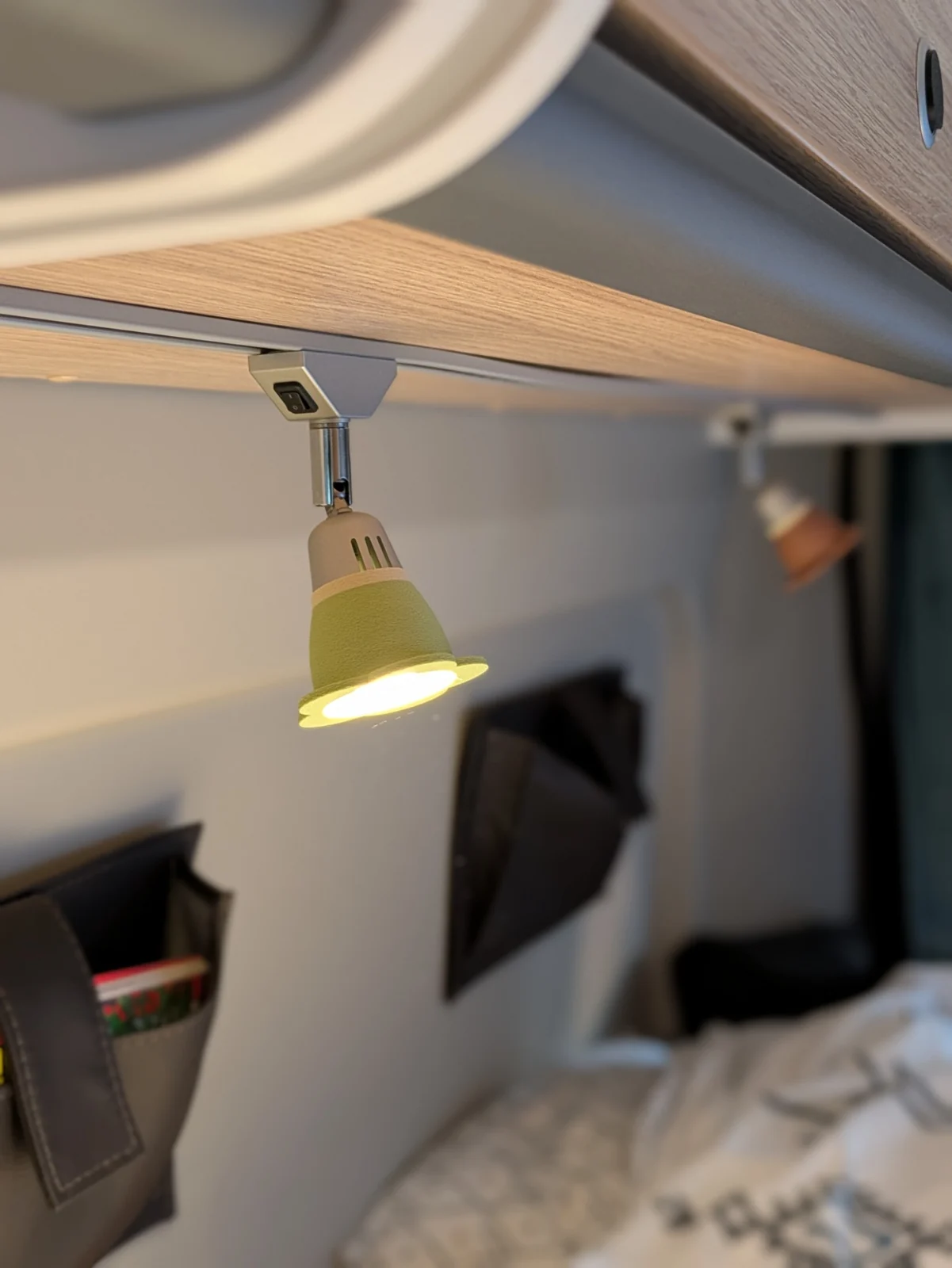 Abat-jour fleur vert matcha installé sur un spot LED Dometic
