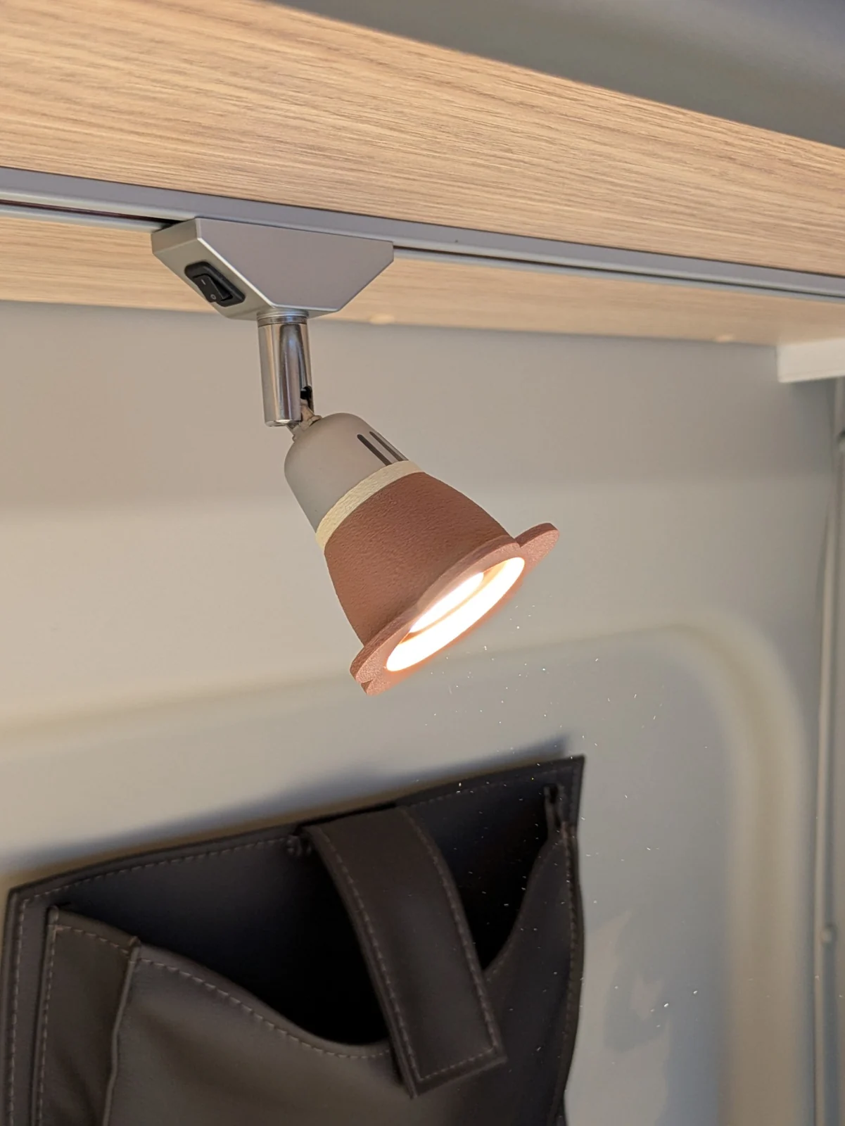Abat-jour fleur clair installé sur un spot LED Dometic de fourgon