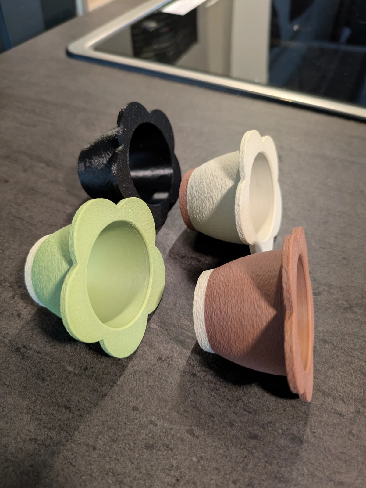 Quatre coloris d'abat-jour fleur imprimés en 3D pour spot Dometic