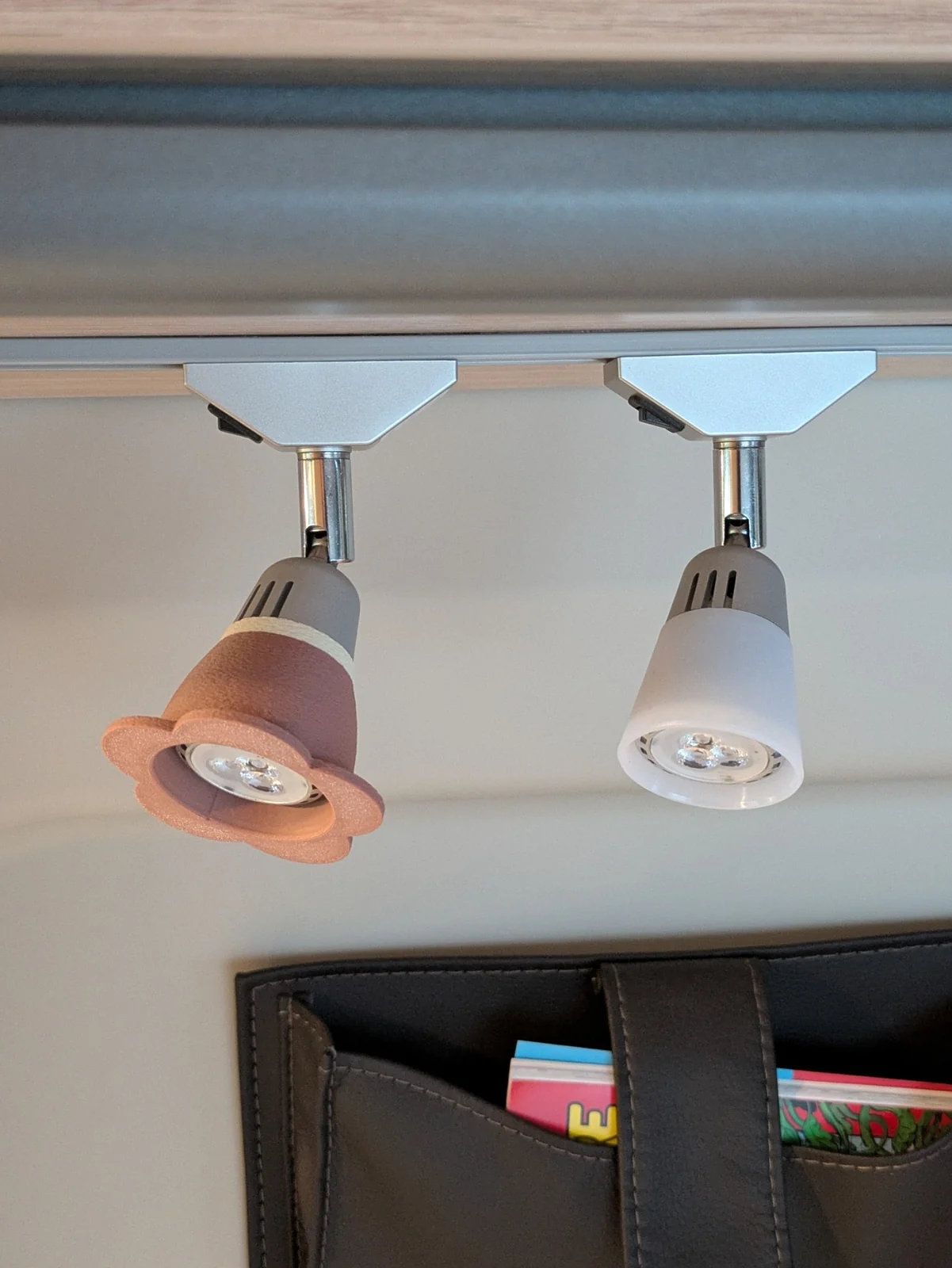 Comparaison entre spot Dometic d'origine et spot avec abat-jour fleur