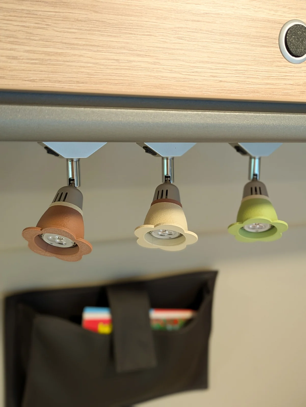 Trois spots Dometic décorés avec des abat-jour fleur de couleurs différentes