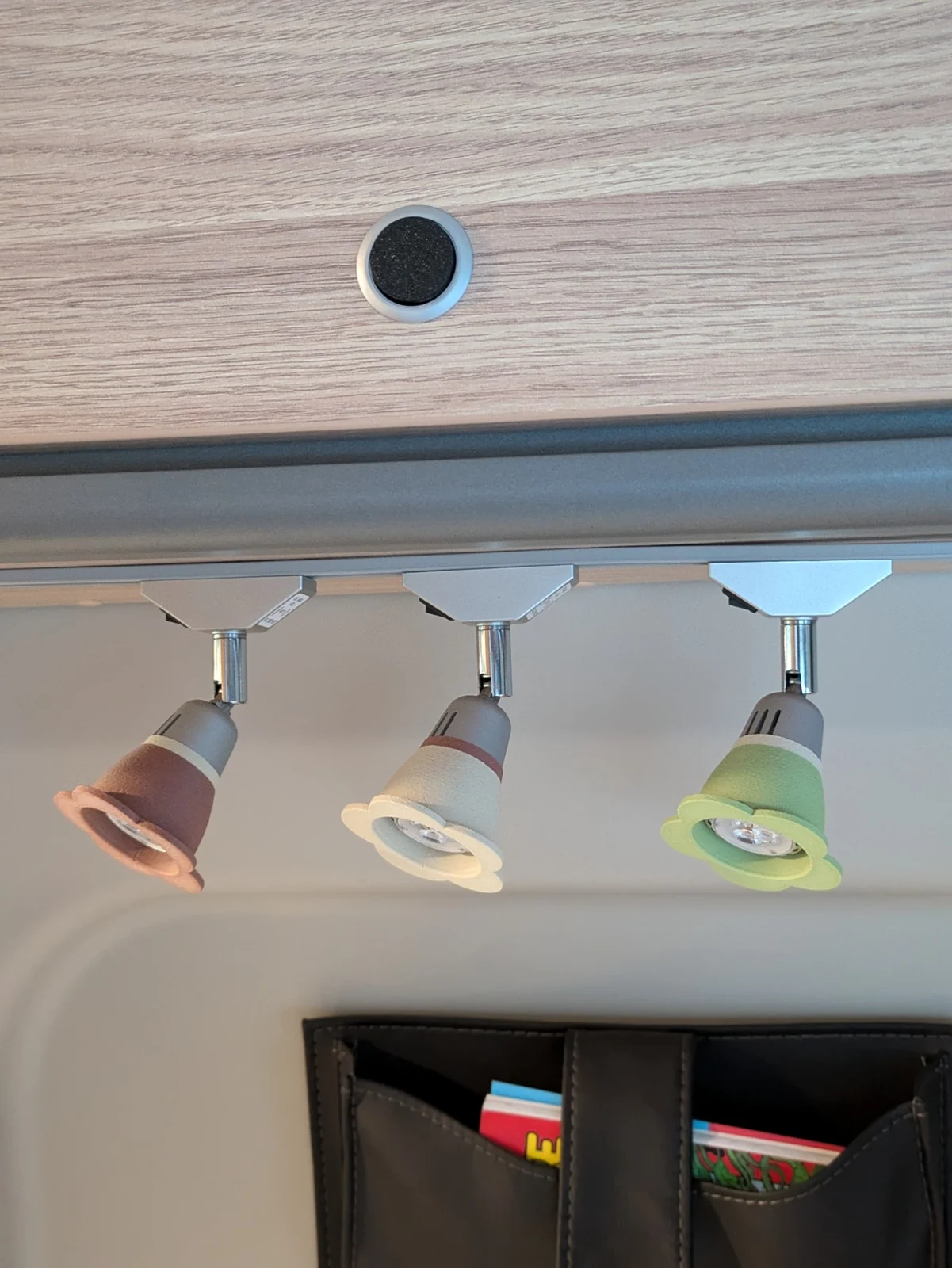 Abat-jour fleur terracotta clair et vert installés sur trois spots LED de fourgon
