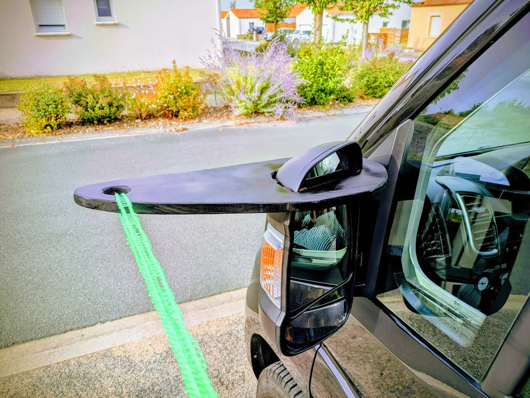 Ancien étendoir artisanal tendu le long du fourgon