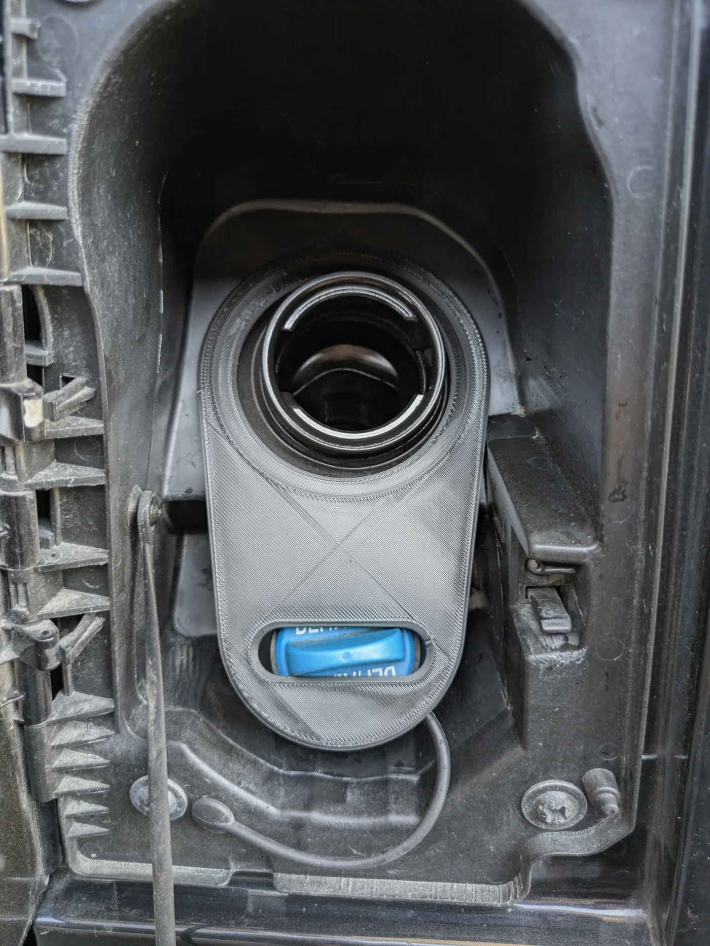 Antivol AdBlue Fourgon Malin installé sur Fiat Ducato, bouchon diesel retiré
