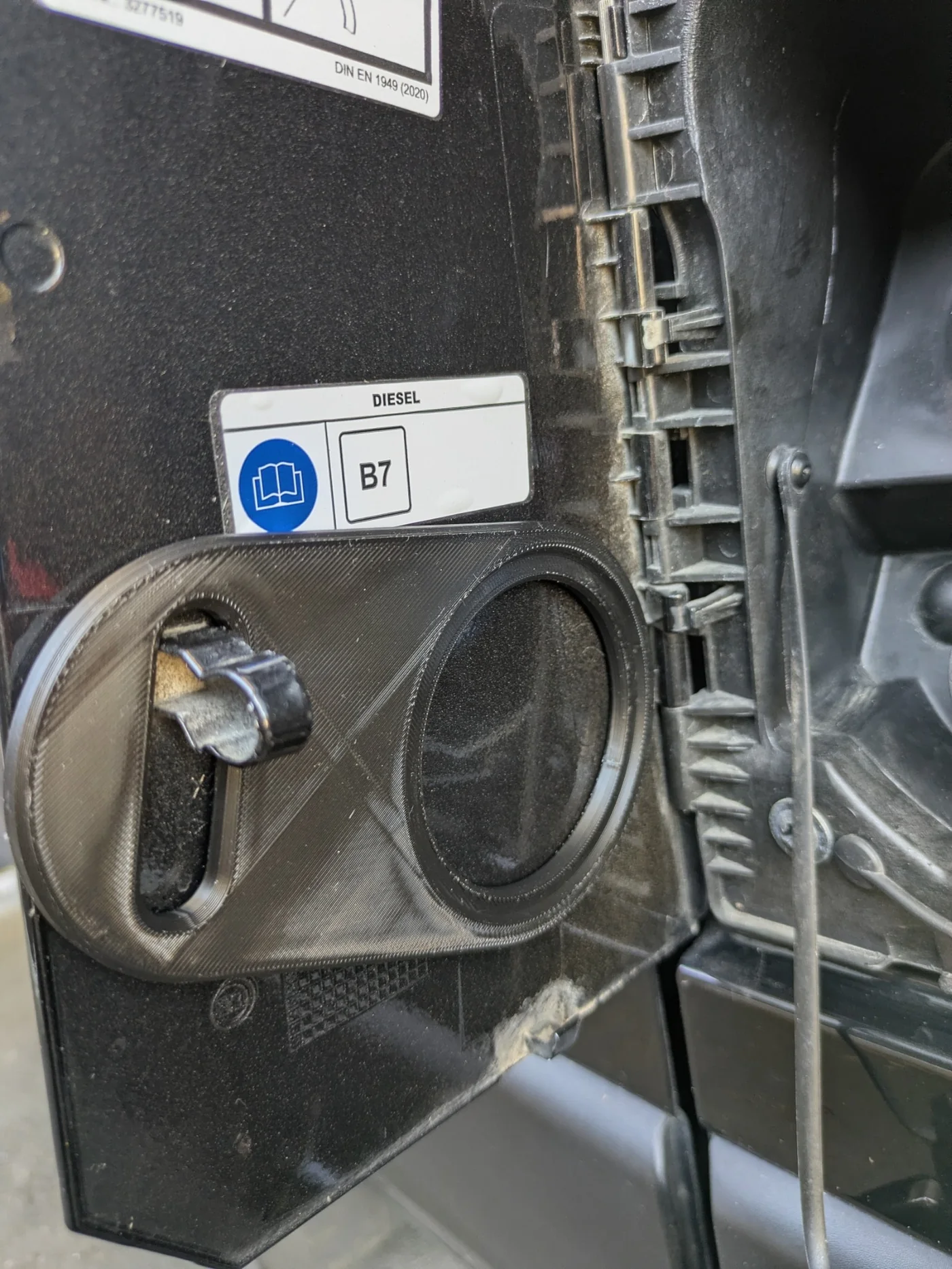 Antivol AdBlue maintenu par le bouchon diesel sur Fiat Ducato