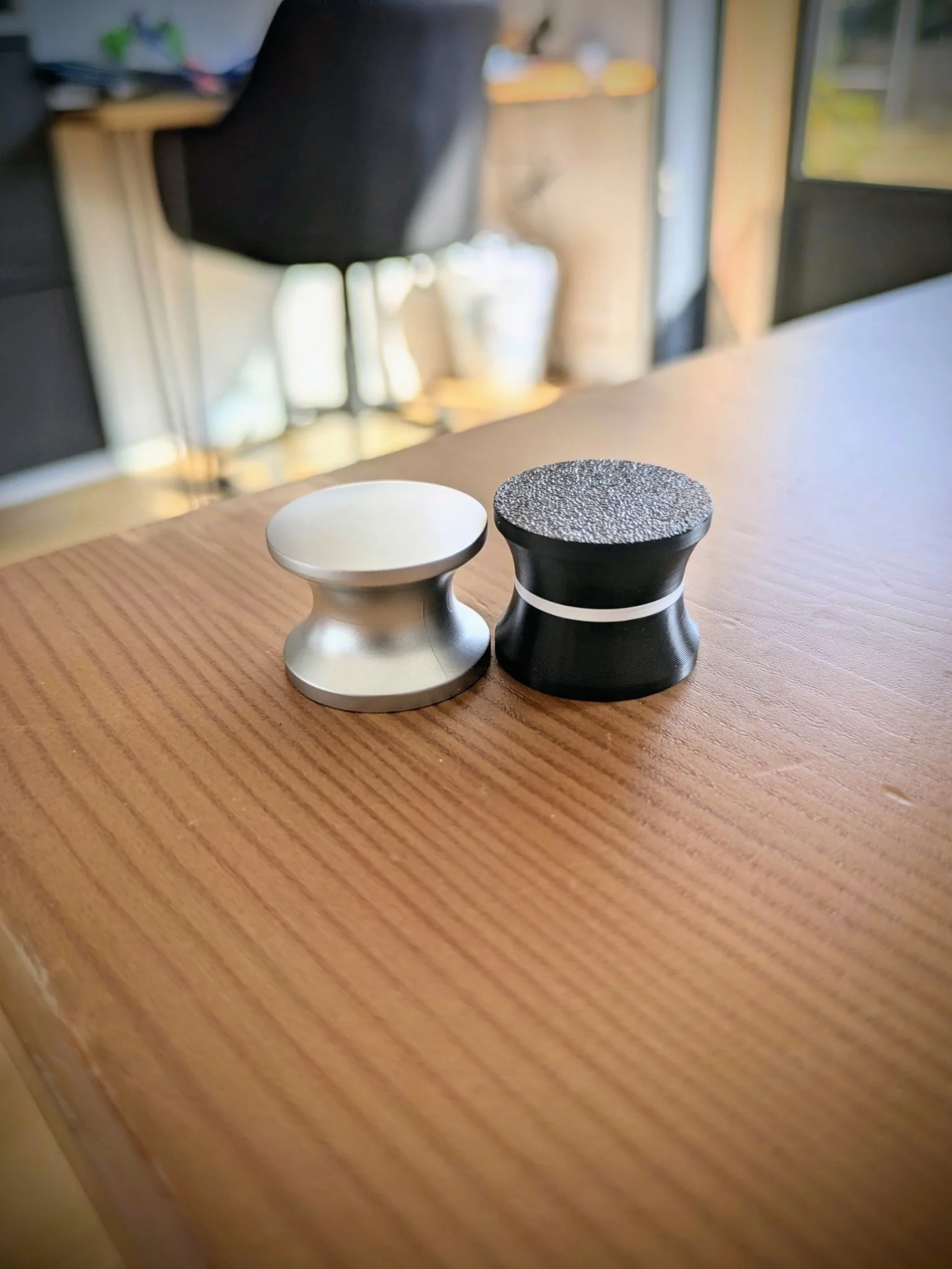 Comparaison entre un bouton existant gris et le modèle noir Fourgon Malin avec repère blanc