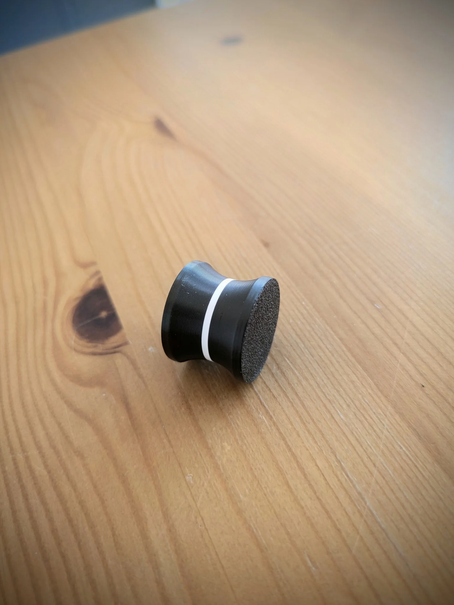 Bouton noir renforcé avec bague blanche de repérage fabriqué en impression 3D