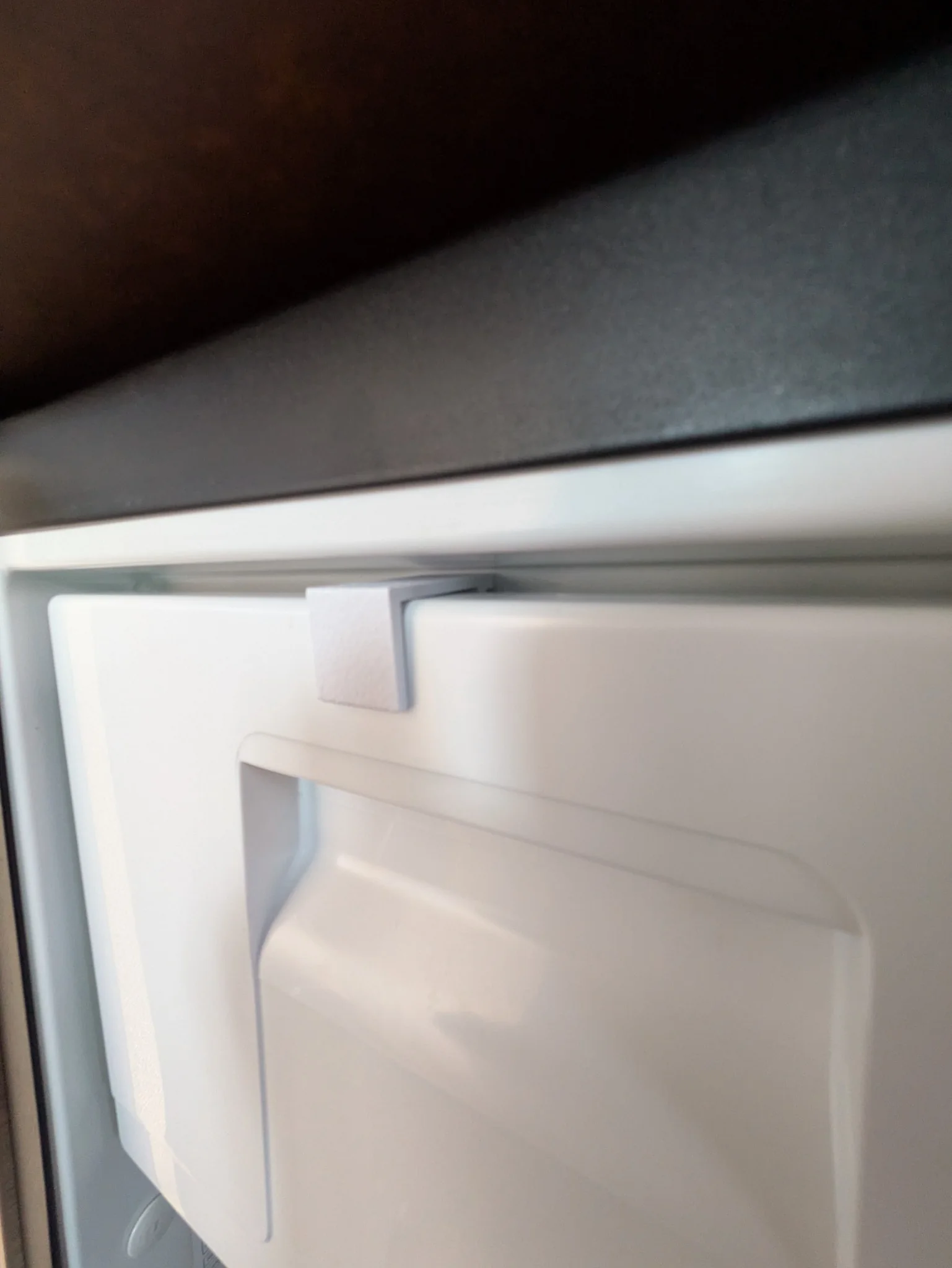 Cale d’aération installée sur la porte du freezer Thetford T2090C