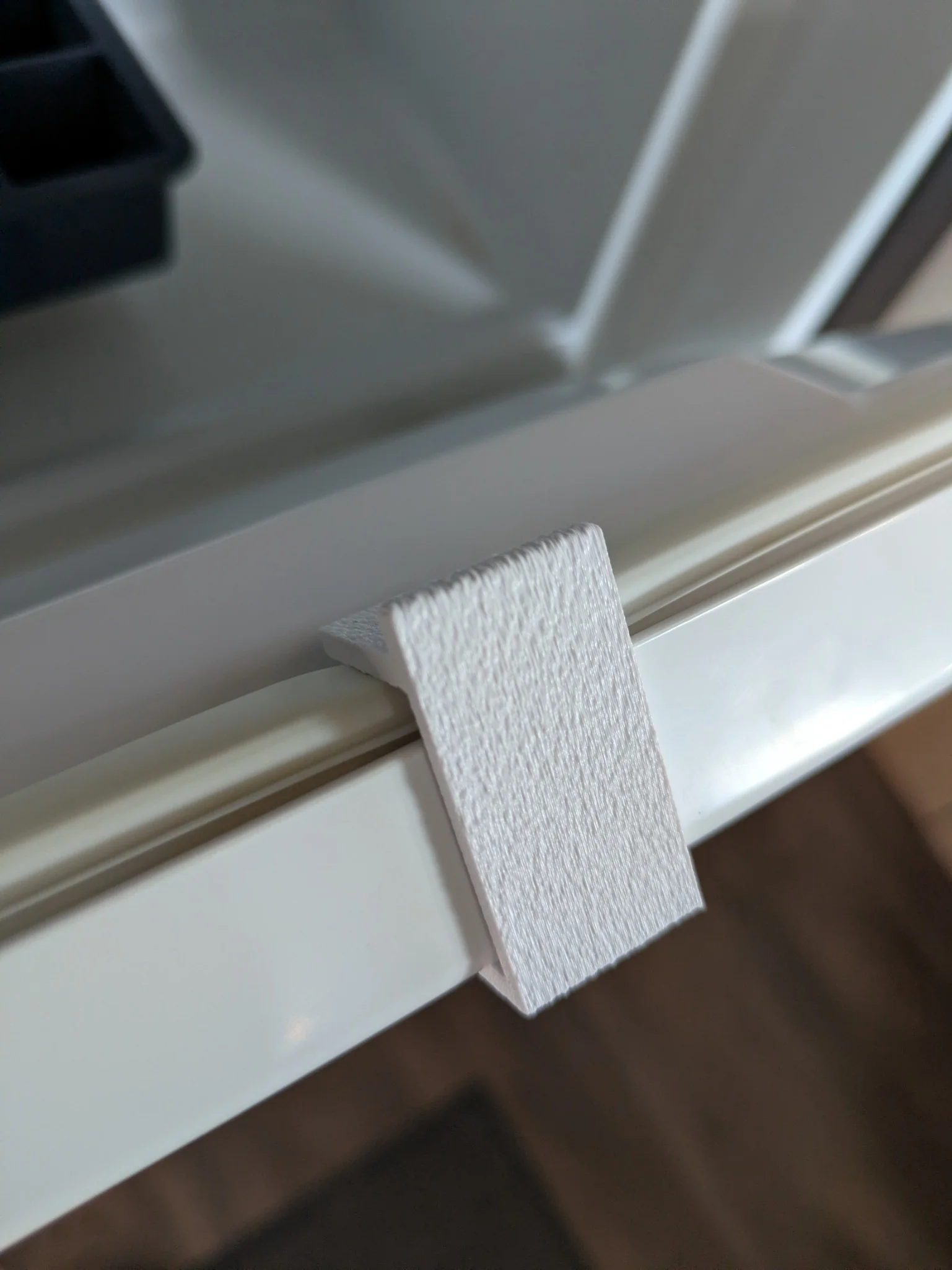 Cale positionnée sur le bord supérieur de la porte du freezer Thetford