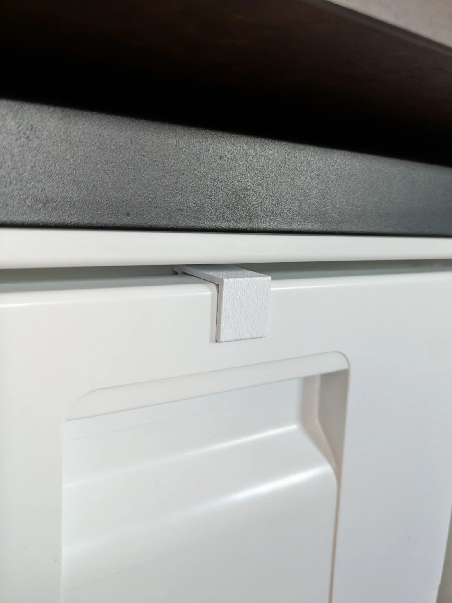 Vue rapprochée de la cale d’aération sur la porte du freezer Thetford T2090C