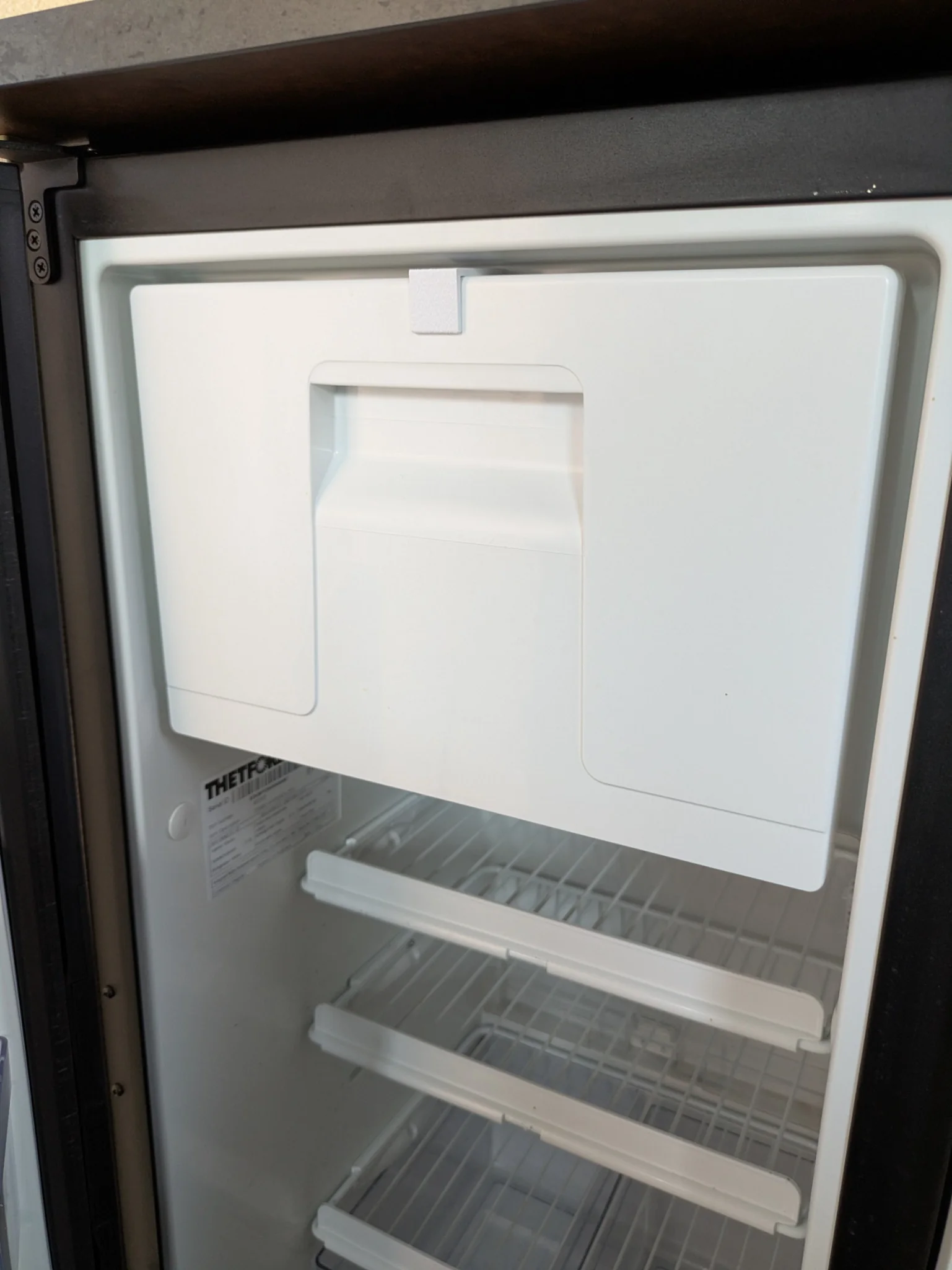 Vue générale du compartiment freezer Thetford T2090C avec la cale en place