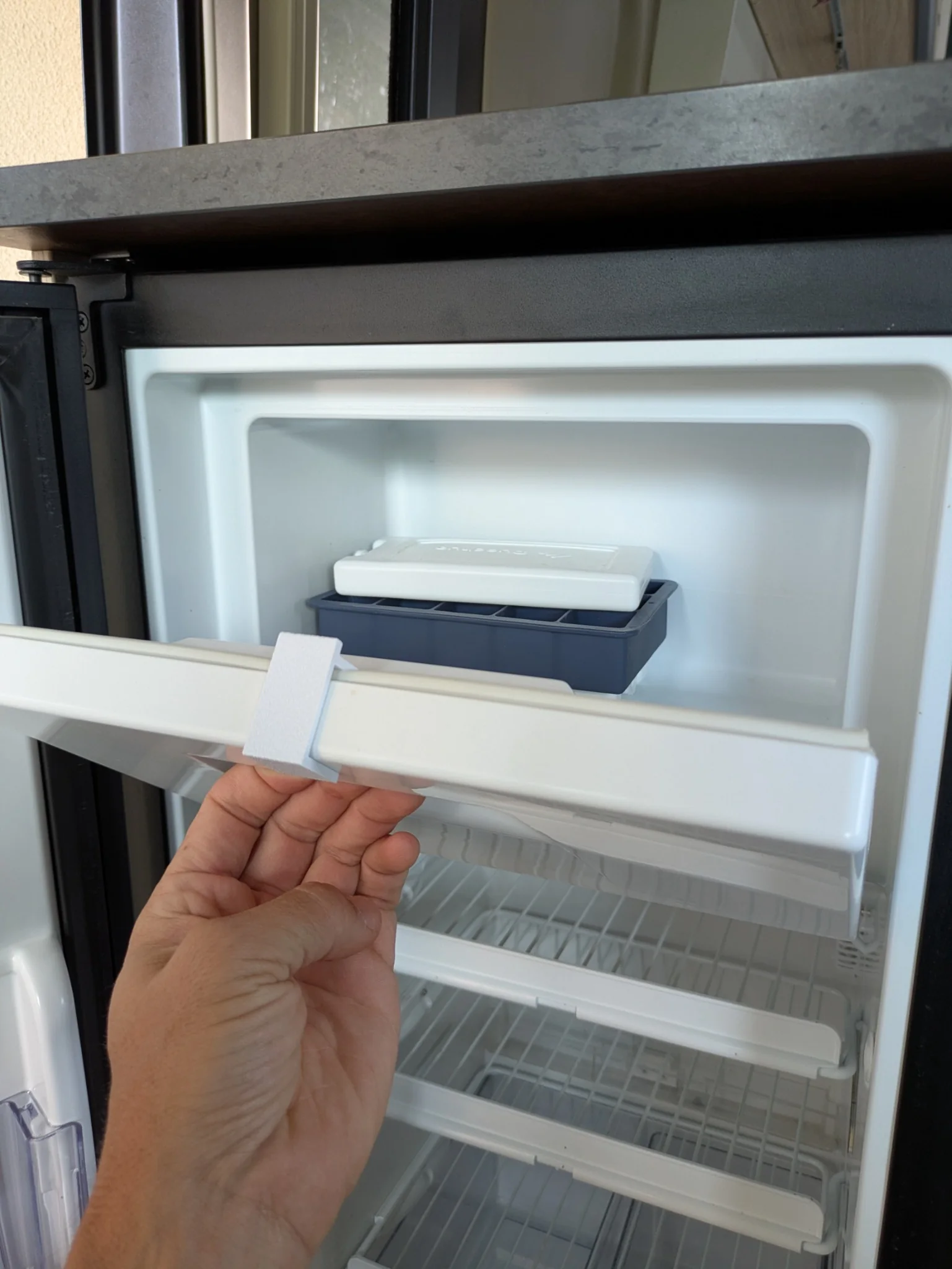 Porte du freezer Thetford T2090C ouverte avec la cale de ventilation