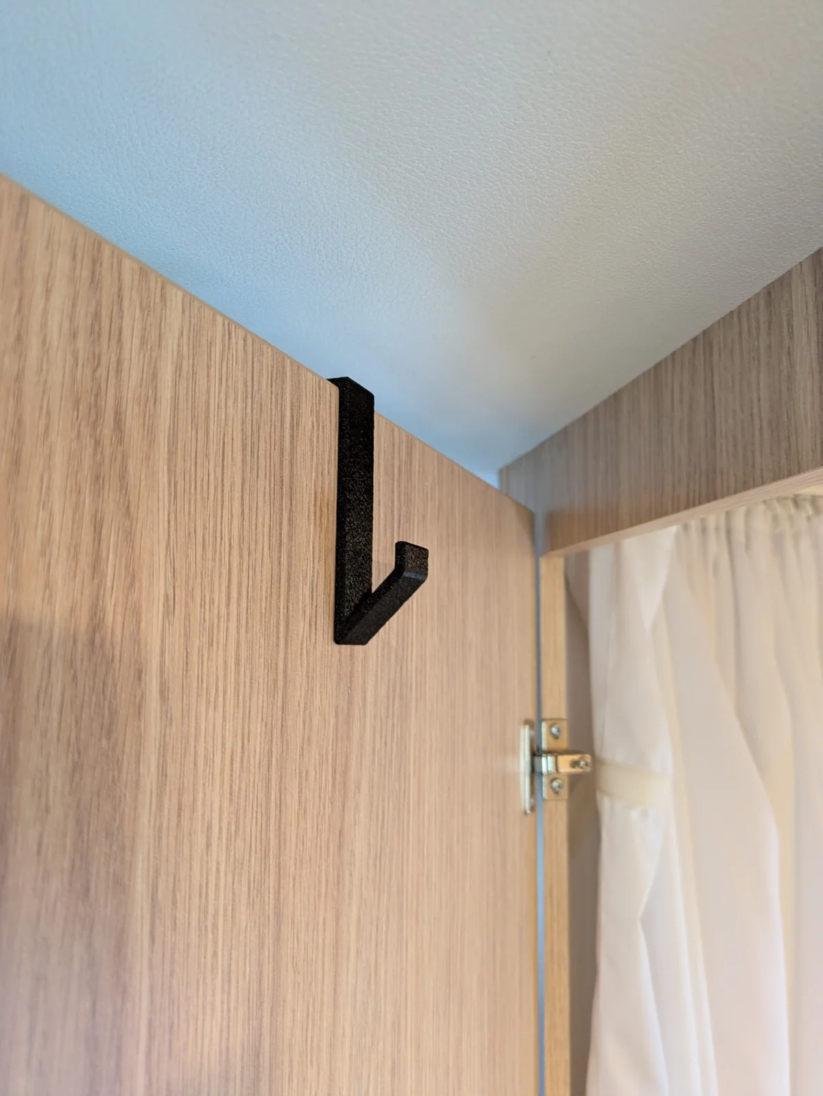 Crochet double de porte sans perçage installé dans un fourgon aménagé