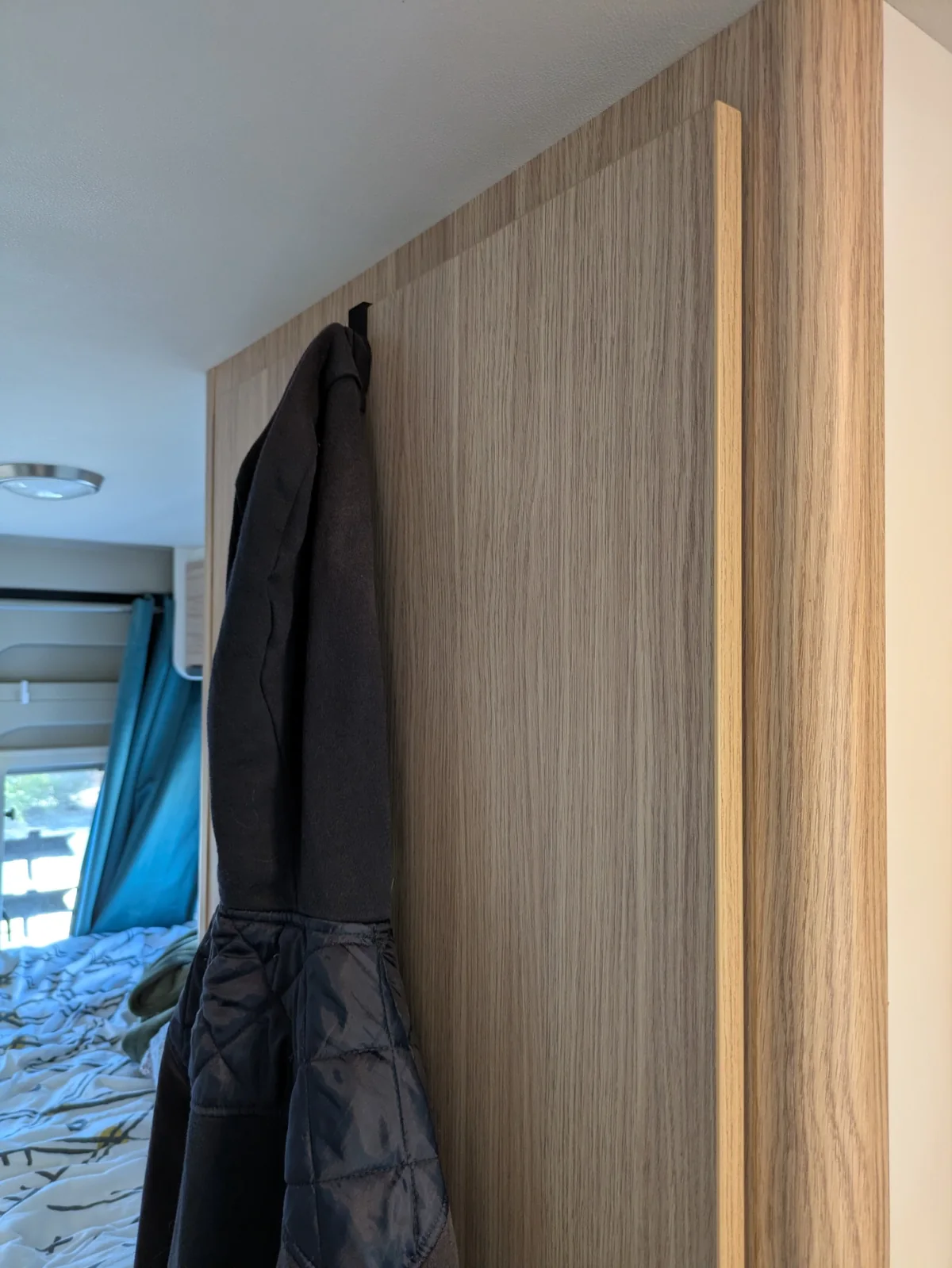 Crochet double de porte utilisé pour suspendre un vêtement dans un fourgon