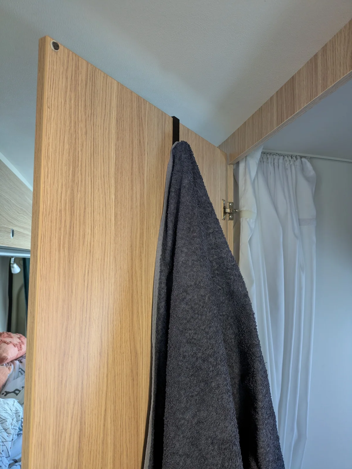 Crochet double utilisé côté salle de bain pour une serviette