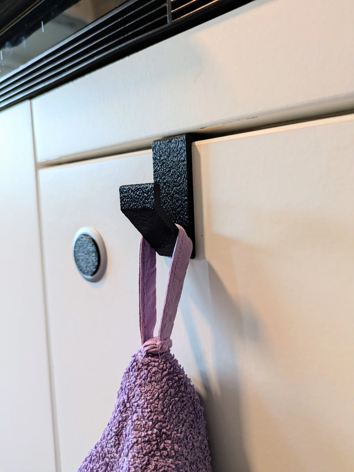 Vue de côté du crochet de porte imprimé en 3D