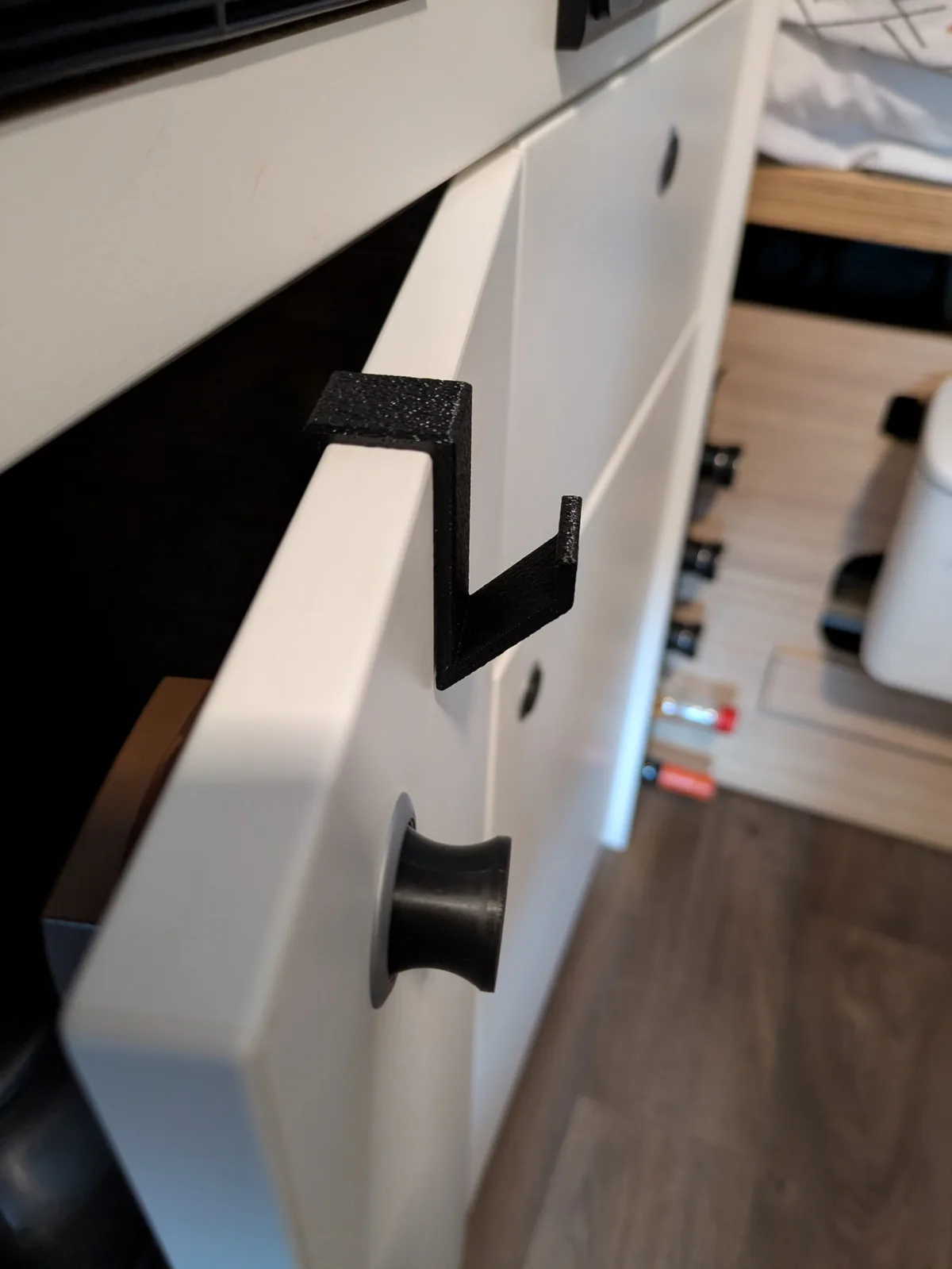 Crochet de porte vide installé sur un meuble de fourgon