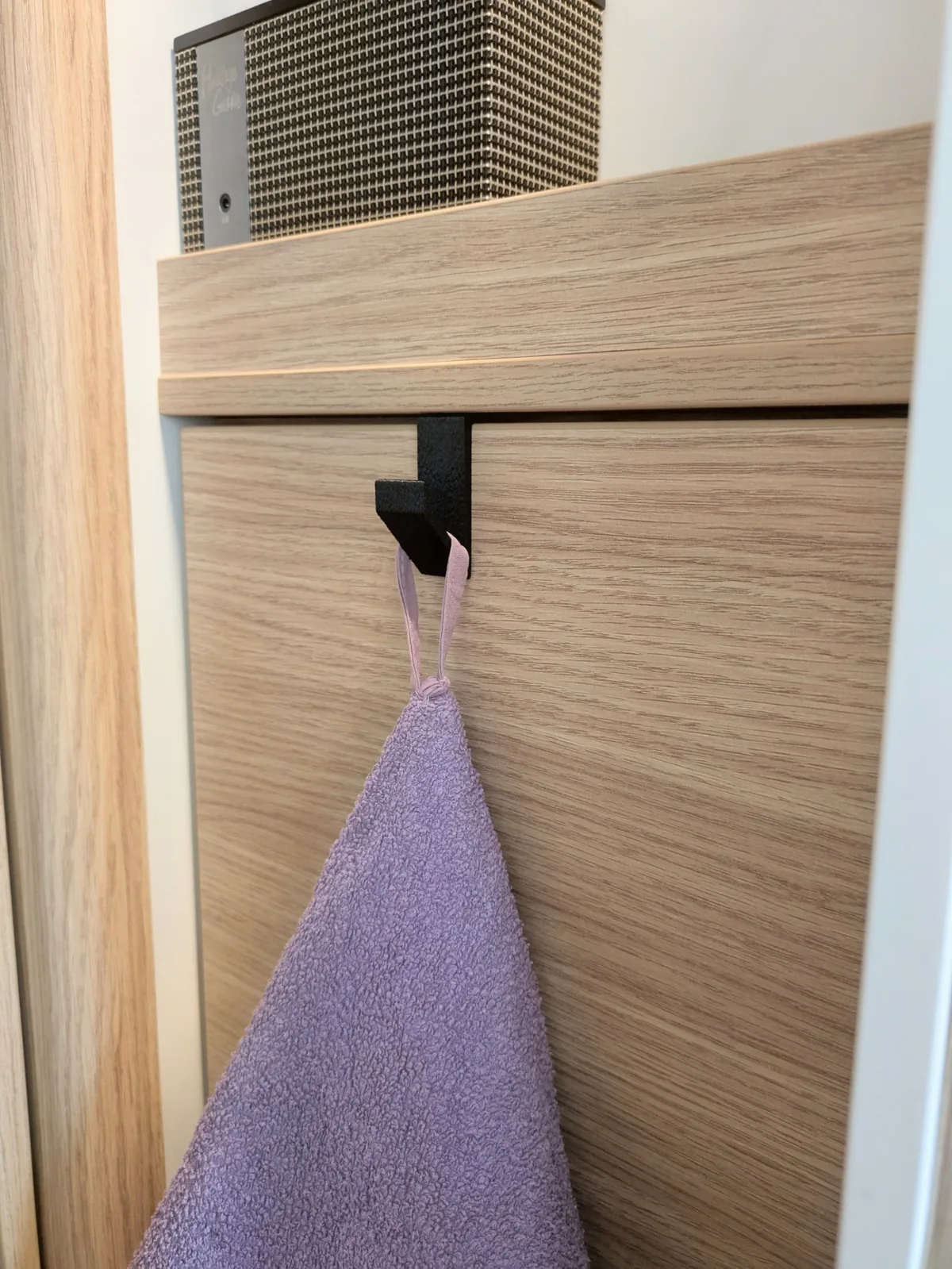 Crochet de porte installé sur une porte ouverte