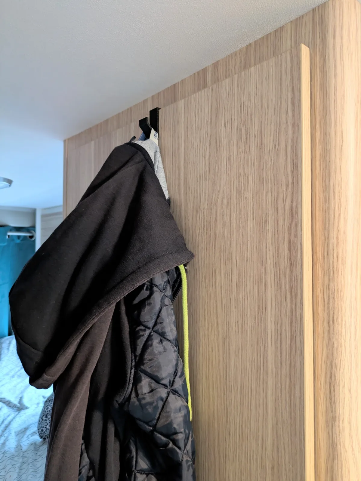 Crochet de porte avec serviette sur mobilier bois de fourgon