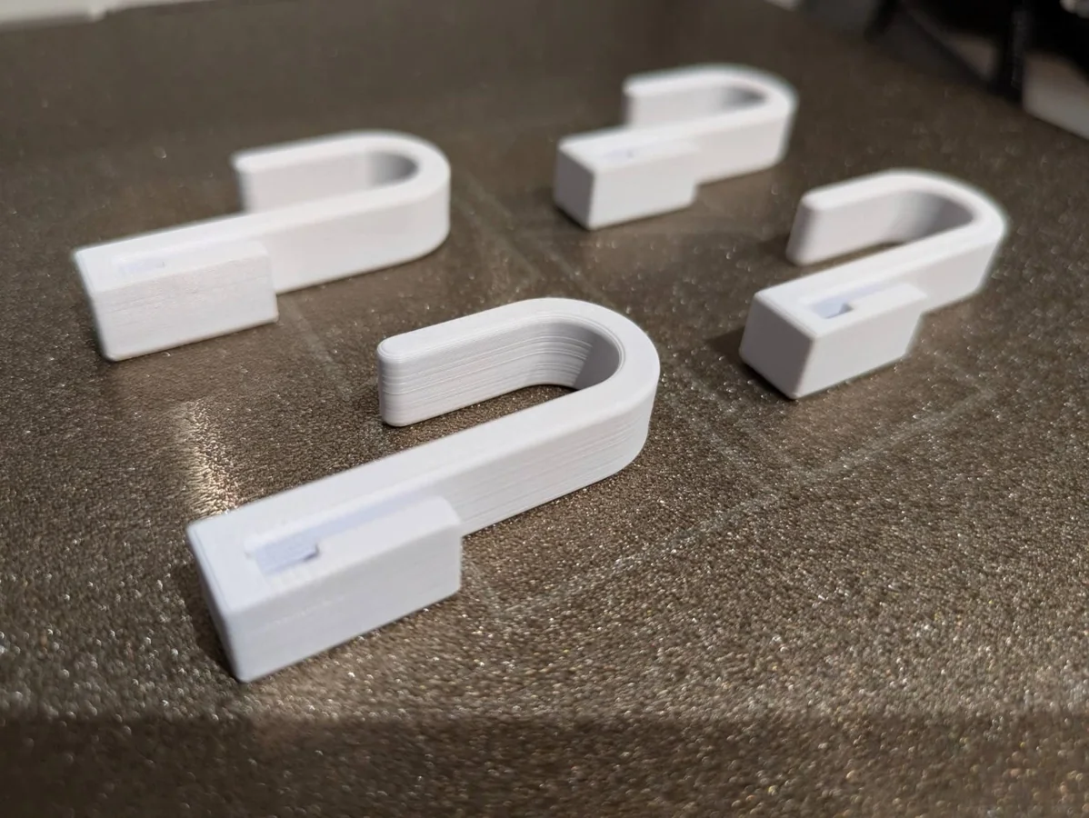 Crochets de porte imprimés en 3D sur plateau d'impression