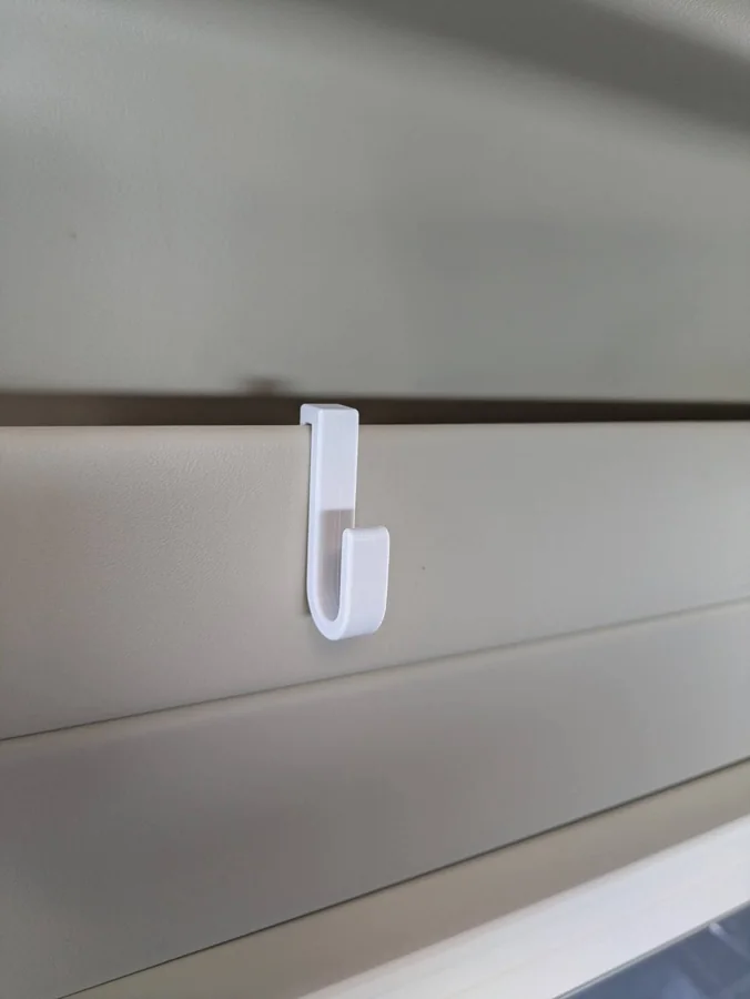 Crochet de porte imprimé en 3D installé sur une porte de Sunlight Cliff