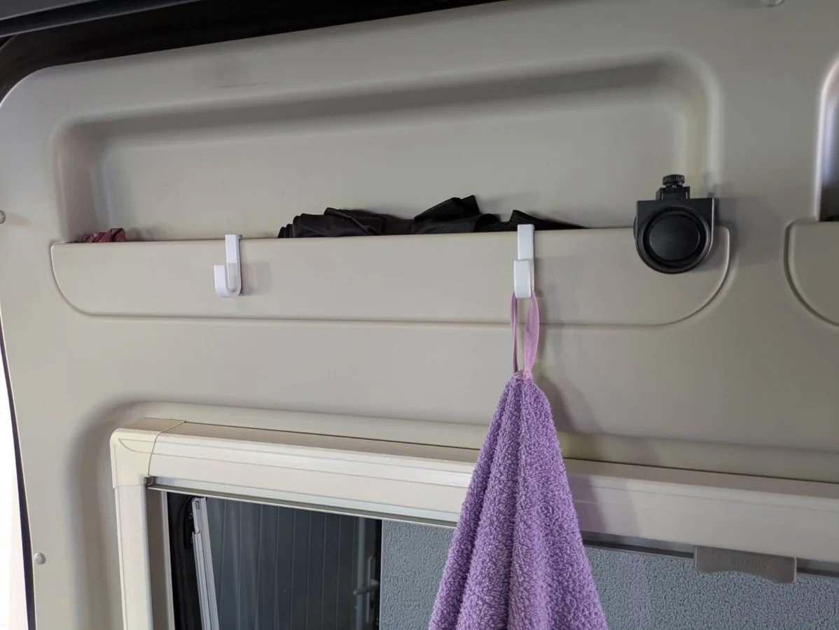 Crochets de porte imprimés en 3D installés dans un fourgon