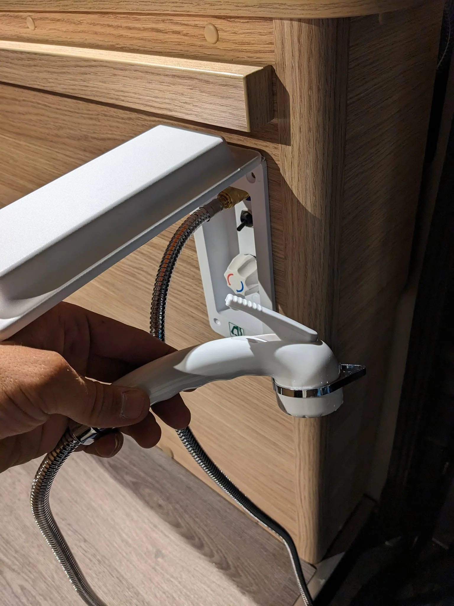 Douchette chaude froide installée dans la soute du Sunlight Cliff