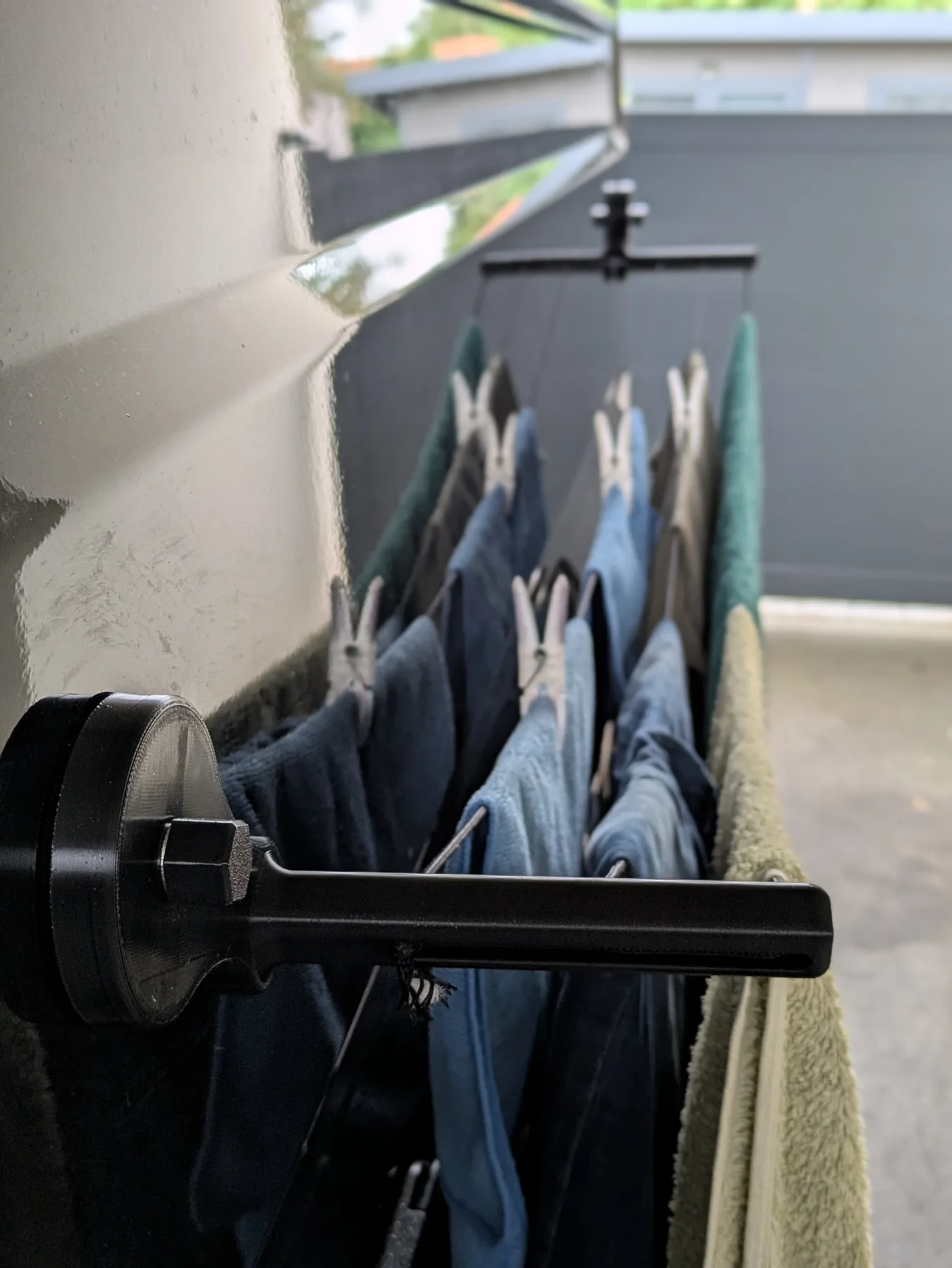 Étendoir magnétique Fourgon Malin chargé de linge humide
