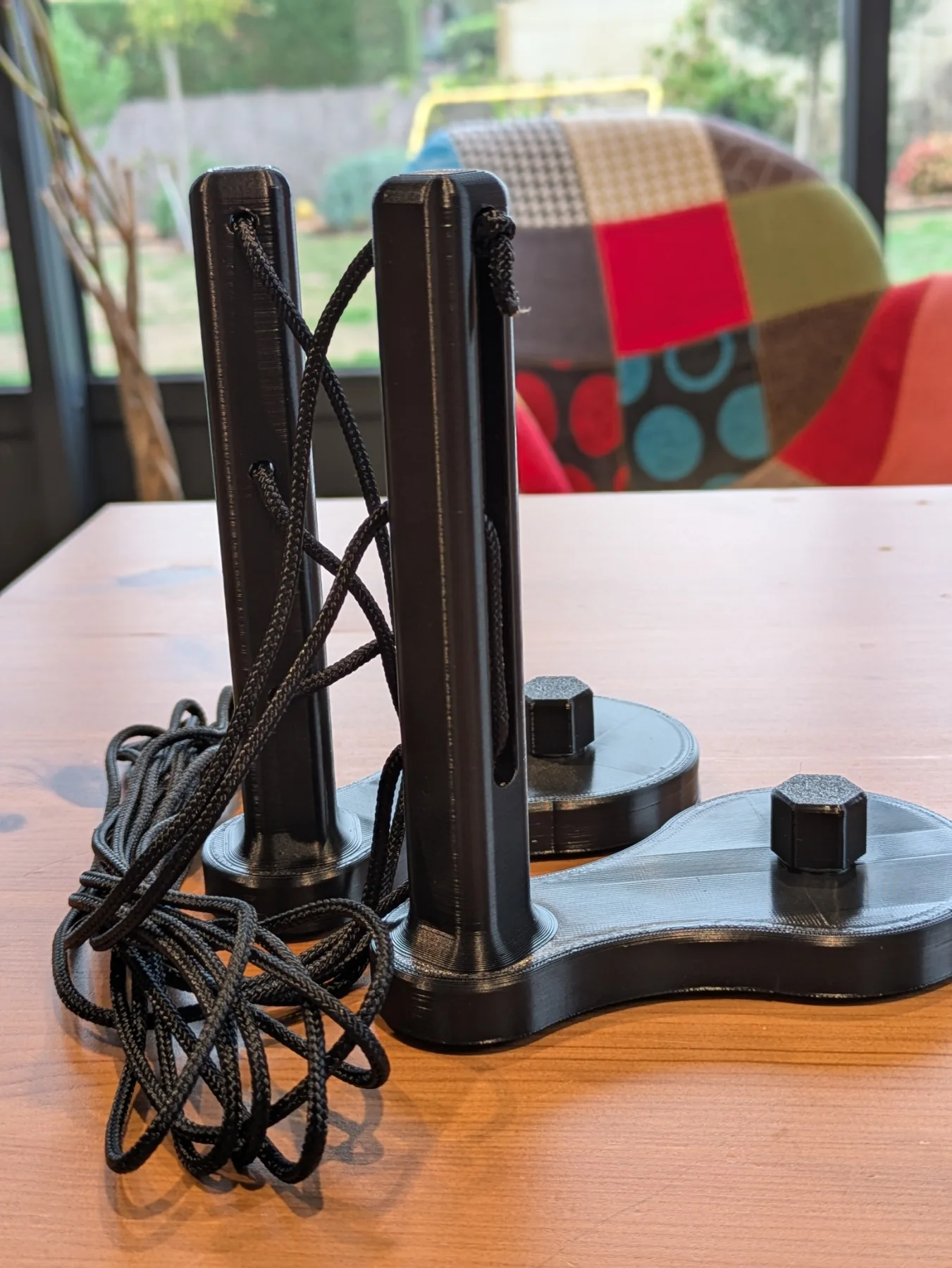 Deux supports magnétiques de l’étendoir Fourgon Malin avec leurs trois cordes