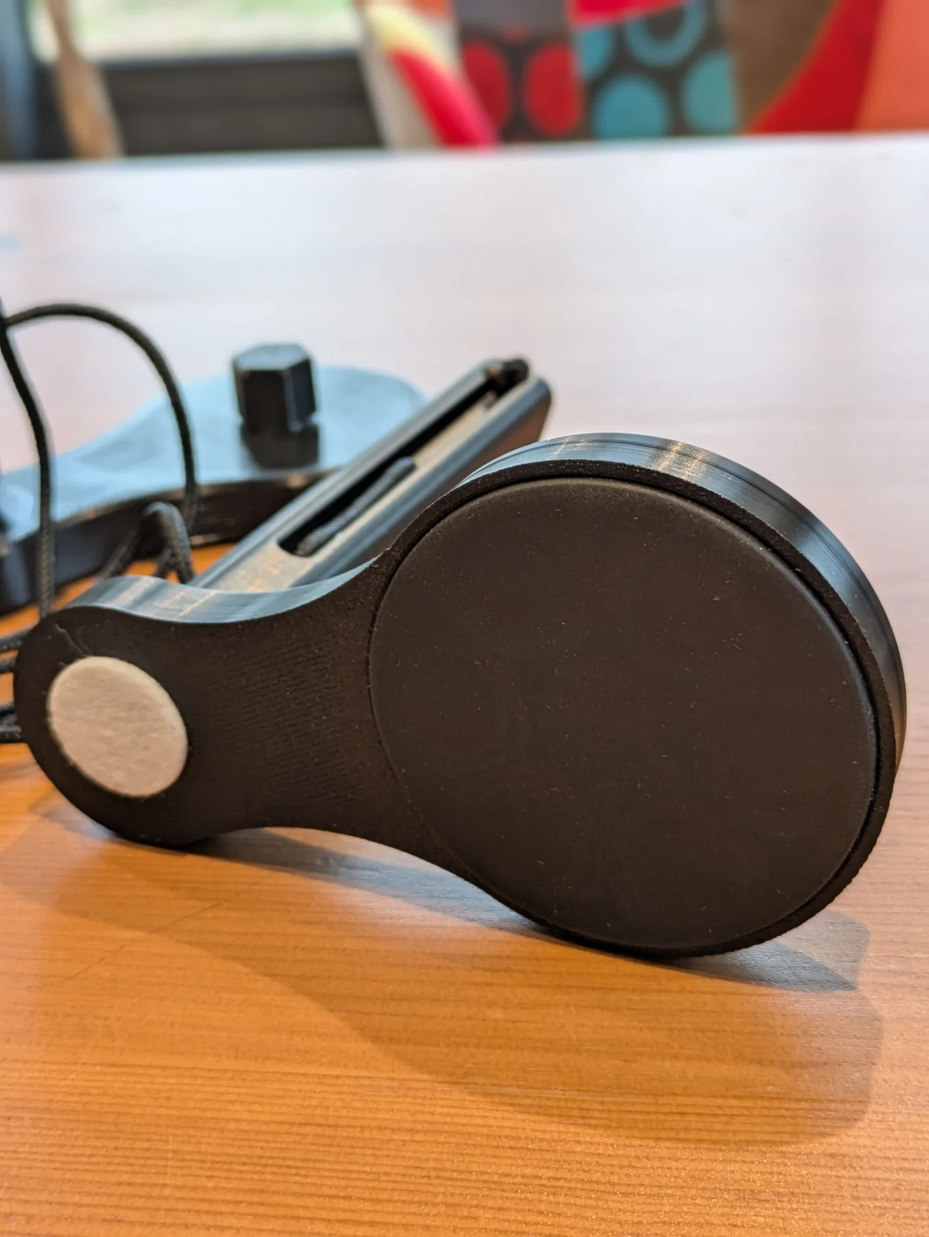Aimant protégé sous un bras de l’étendoir magnétique pour fourgon