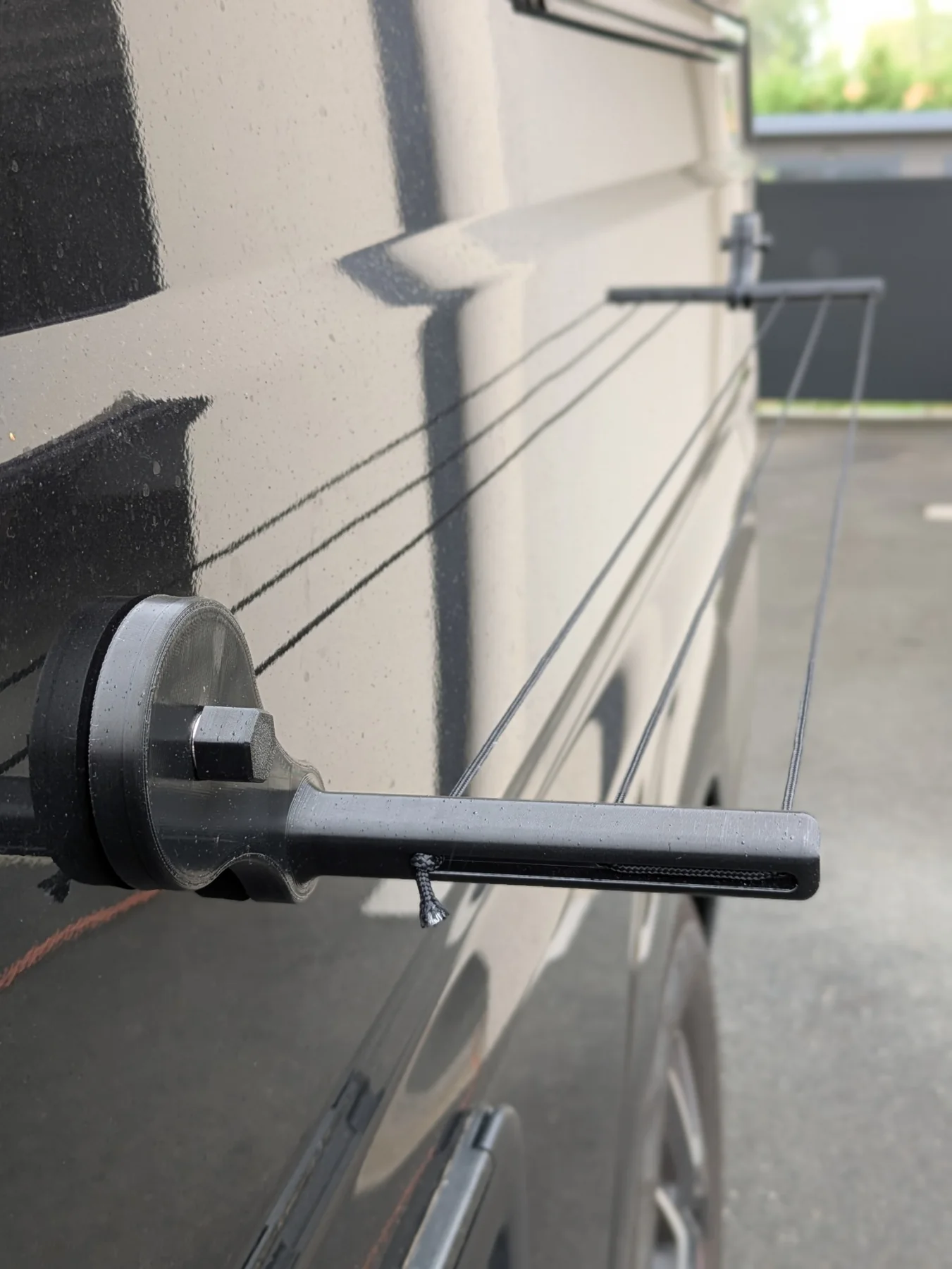 Bras magnétique installé sur la carrosserie d’un fourgon