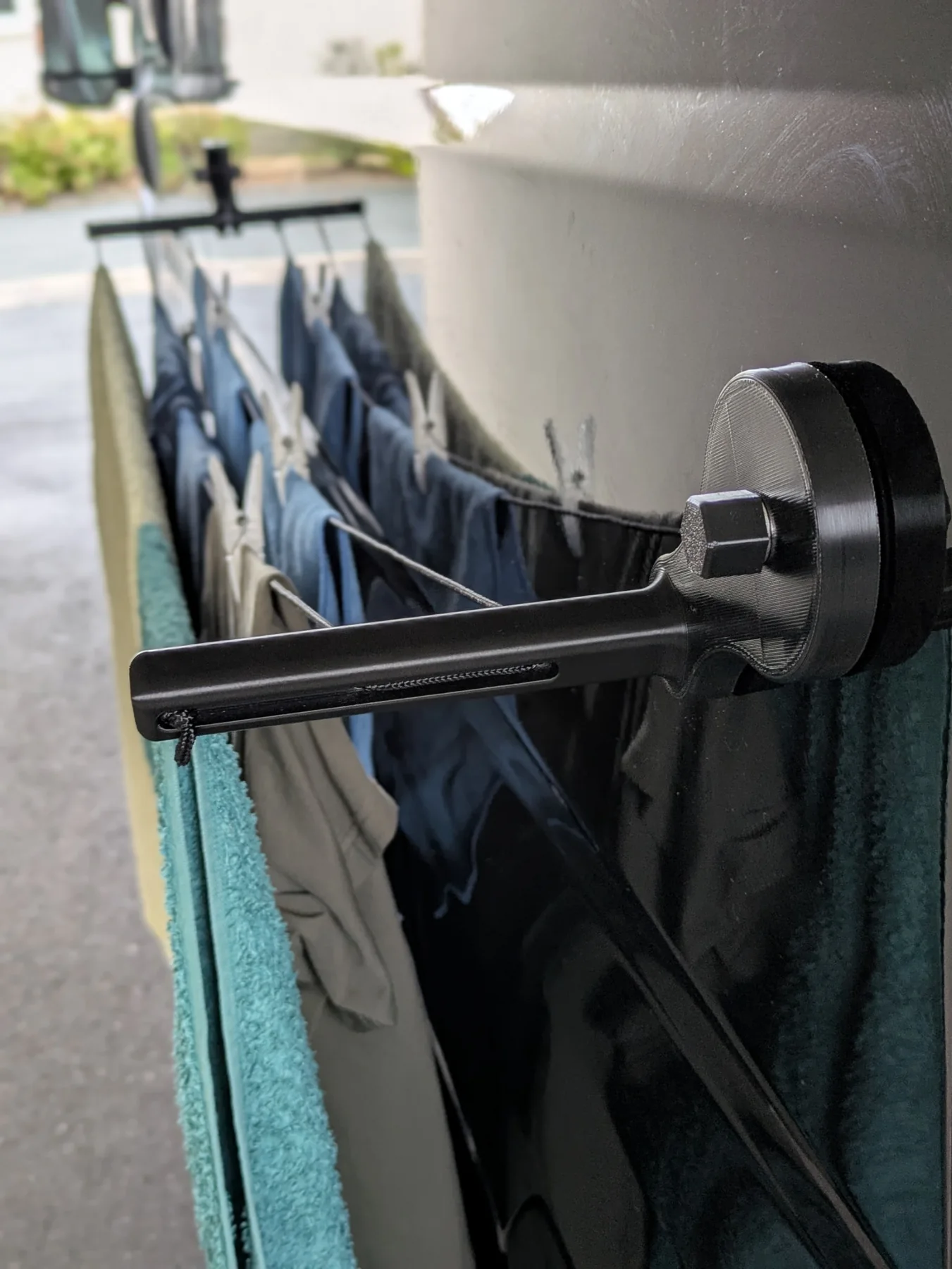 Vue rapprochée du support magnétique avec linge suspendu