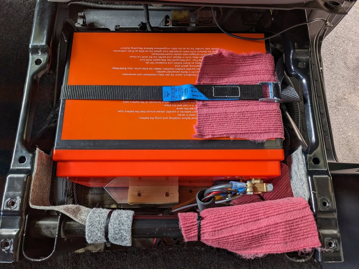 Batterie lithium Creabest installée sous le siège passager