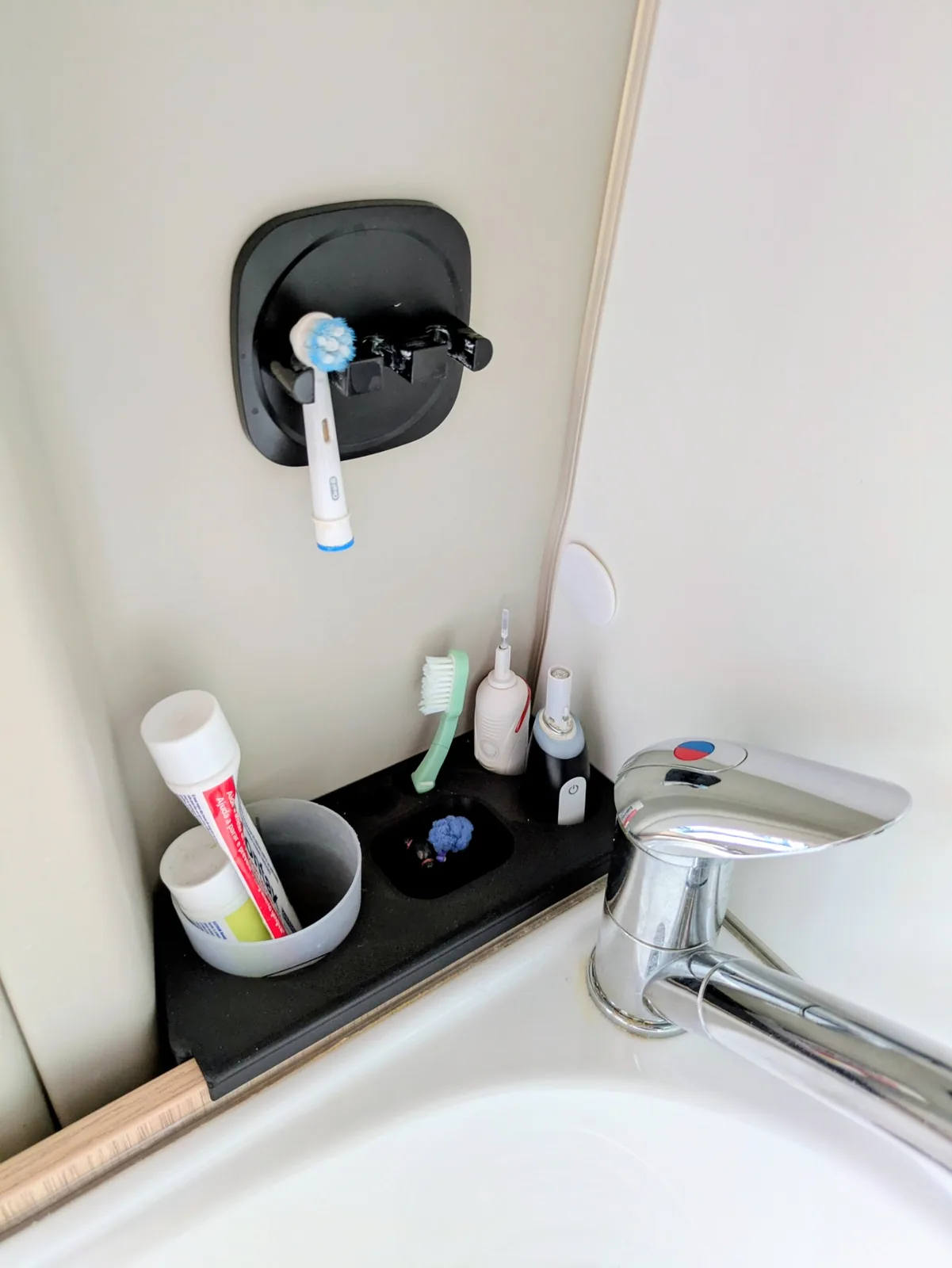 Organiseur de salle de bain avec accessoires rangés