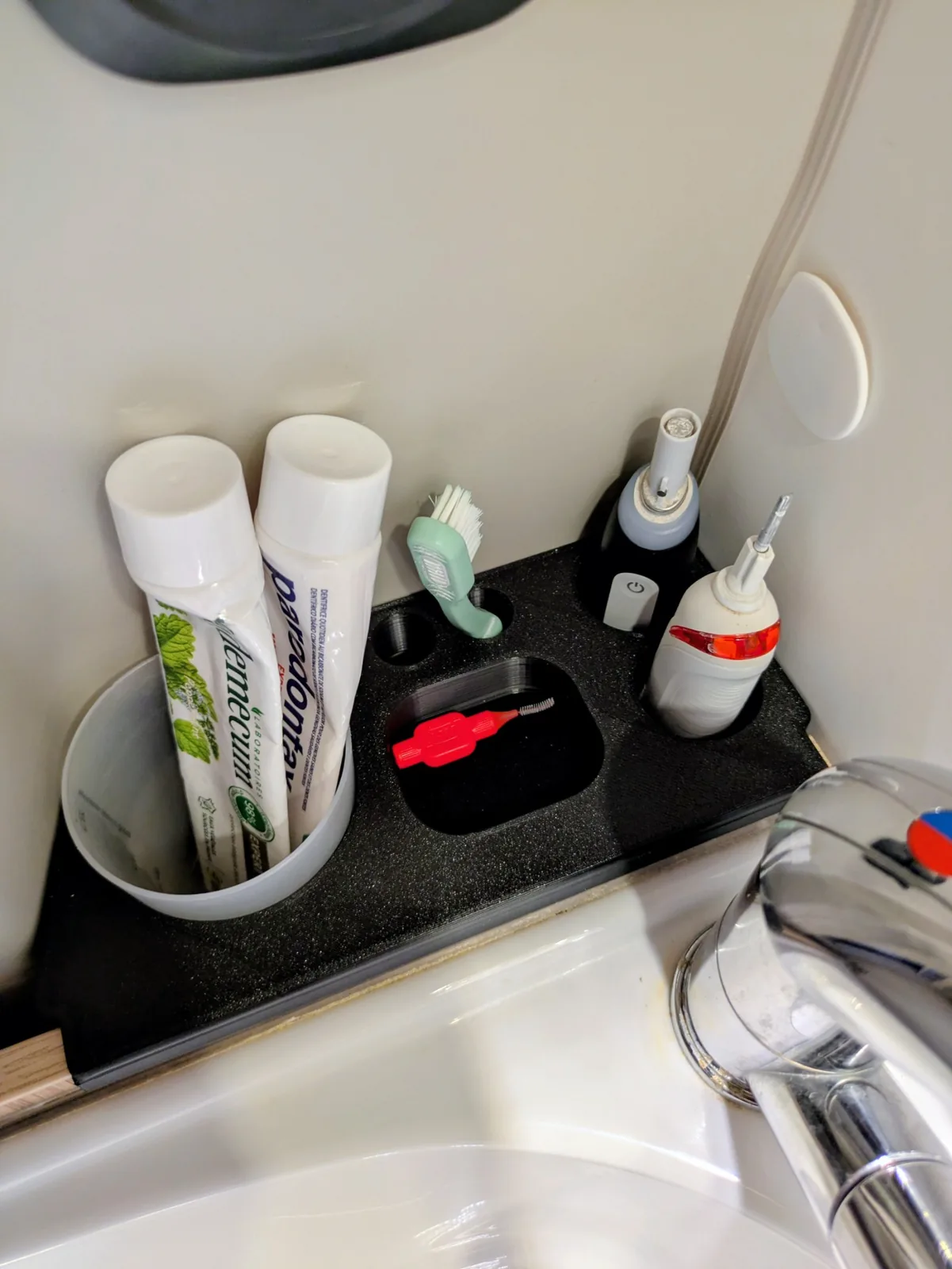 Organiseur de salle de bain imprimé en 3D installé dans un fourgon