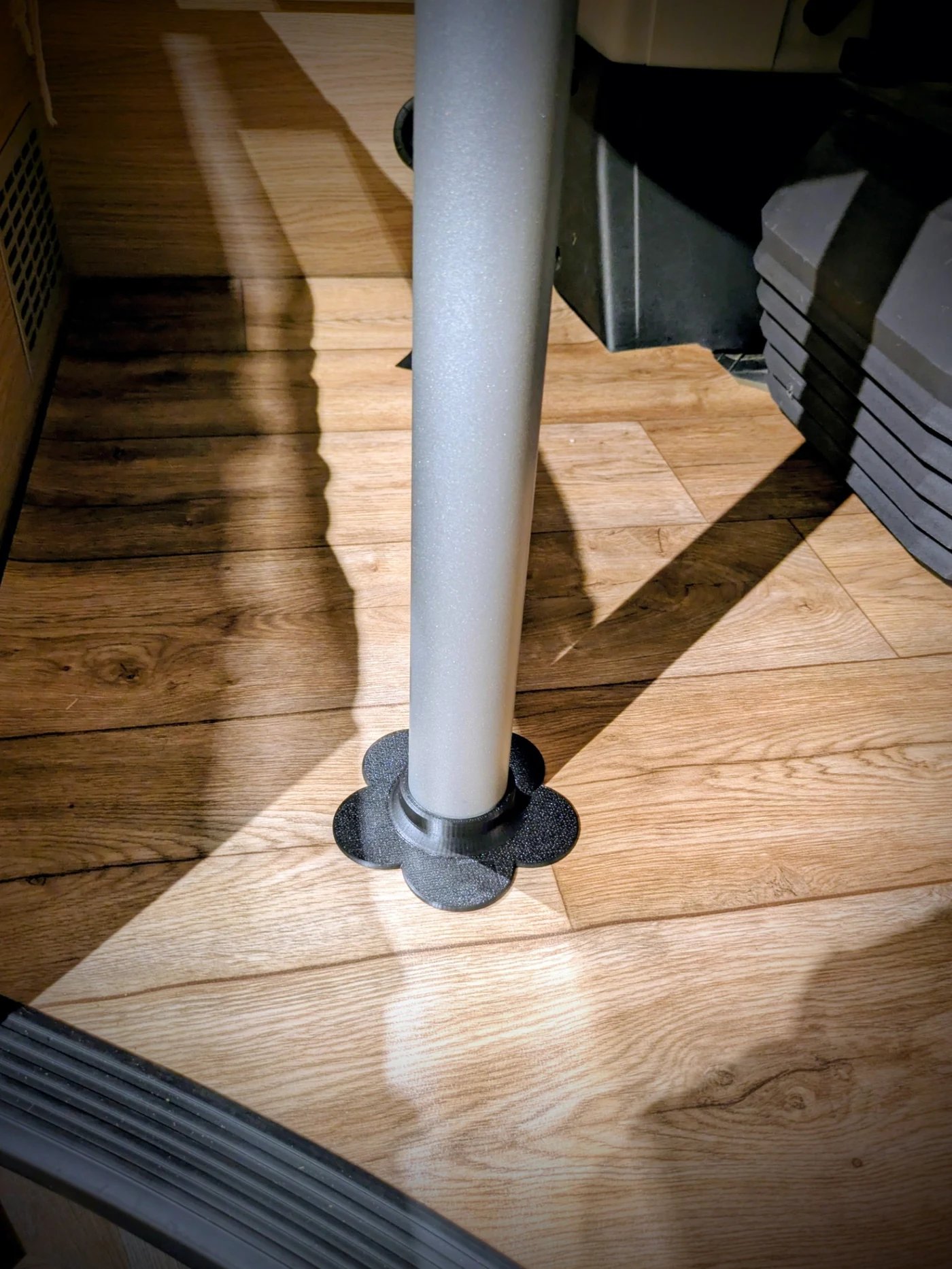 Support de pied de table fleur vu dans l’aménagement du fourgon