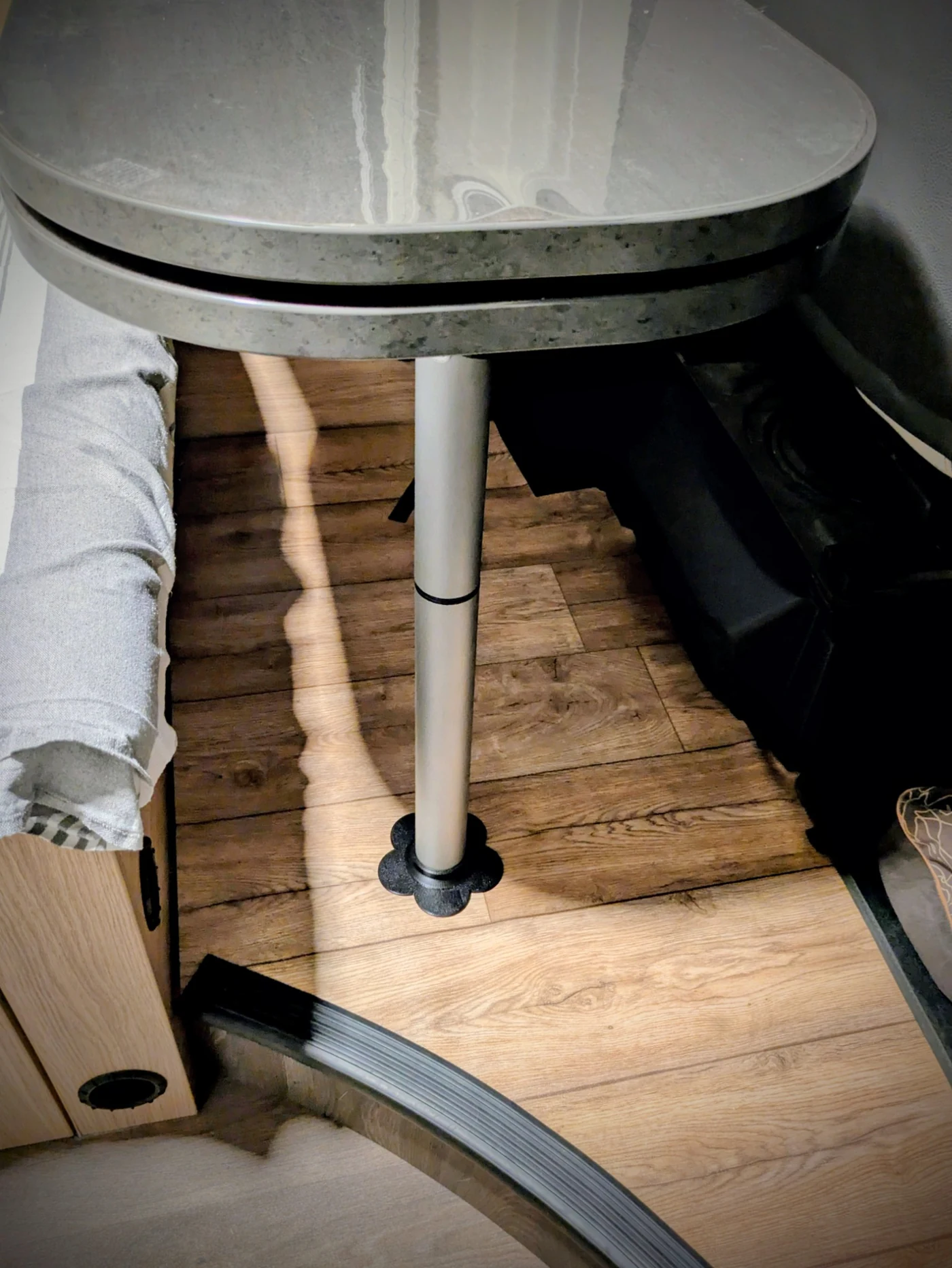 Pied de table équipé du support fleur noir dans un fourgon aménagé