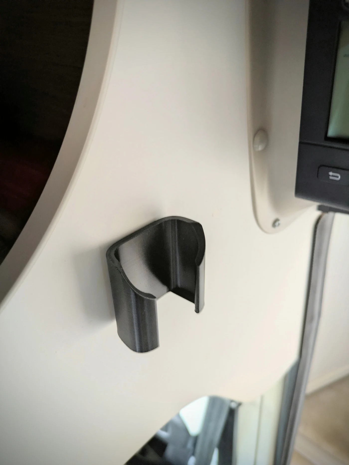 Support de clé Fiat Ducato fixé sur une paroi claire du fourgon