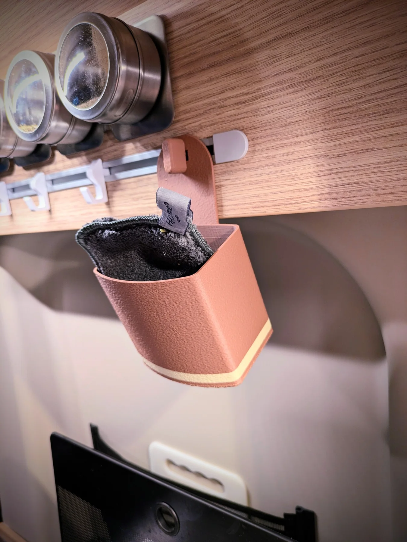 Rangement suspendu pour éponge fixé sur le rail de cuisine du fourgon