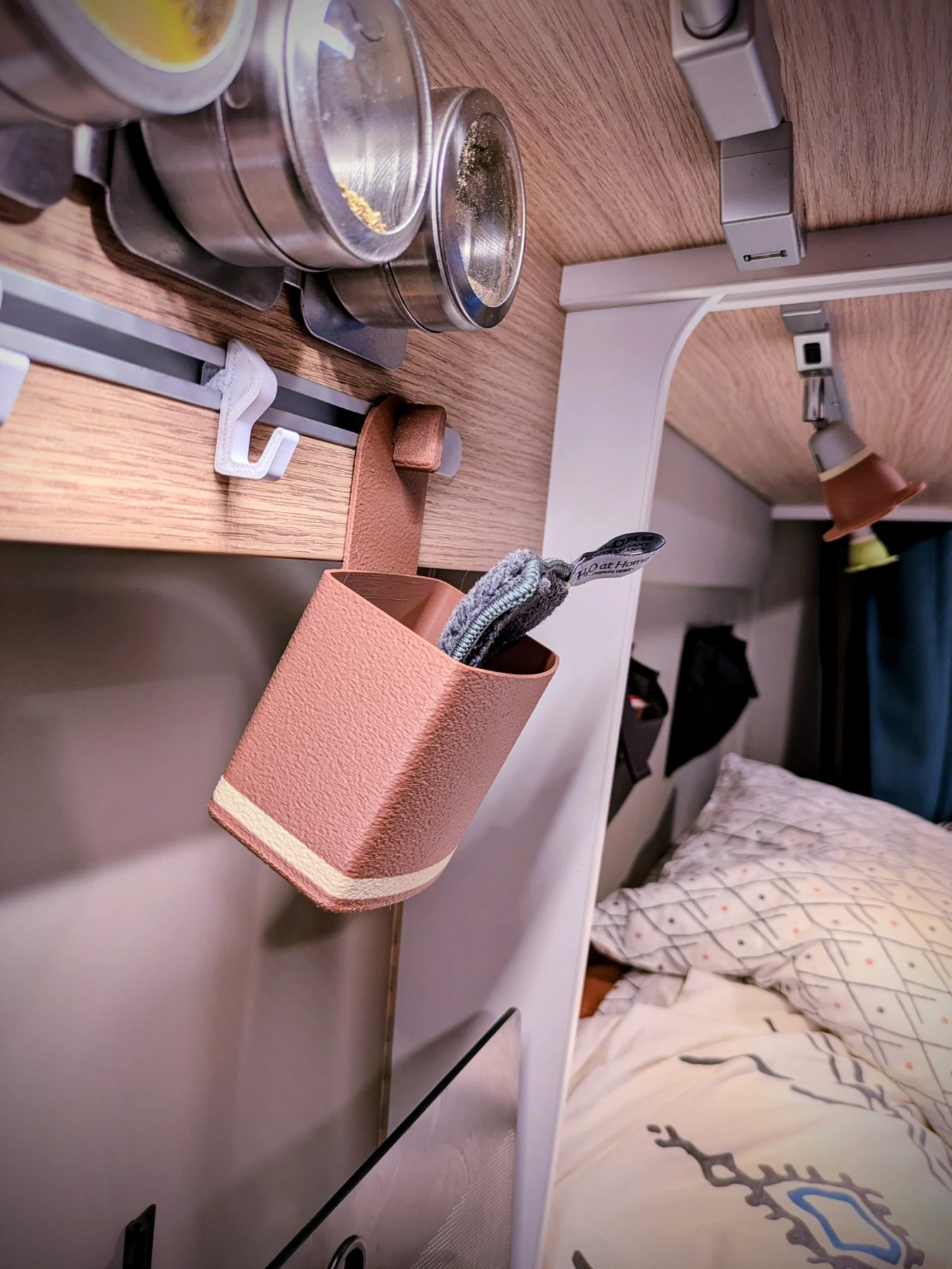 Vue rapprochée du porte-éponge suspendu au rail de cuisine