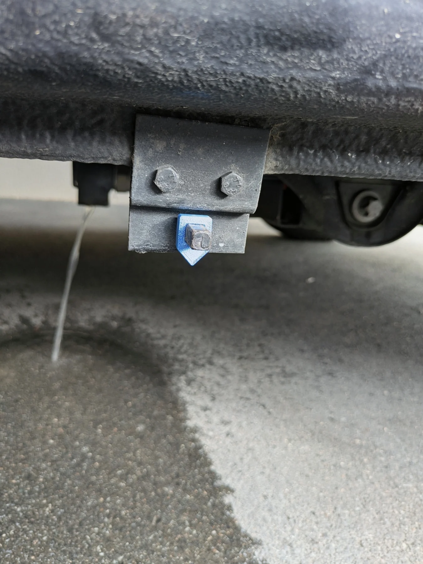 Repère de vanne eaux grises bleu installé sous un fourgon
