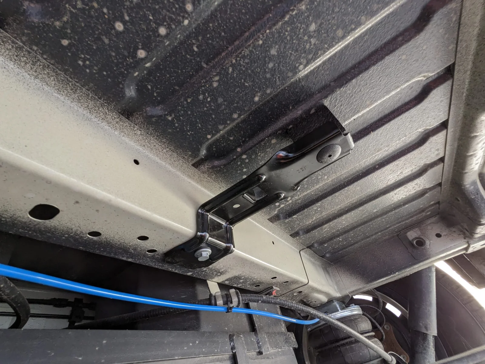 Fixation du support de roue de secours sous le châssis d’un Fiat Ducato