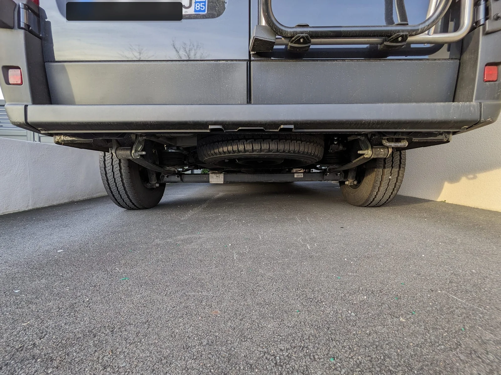 Roue de secours installée sous un Sunlight Cliff 600 RT Fiat Ducato