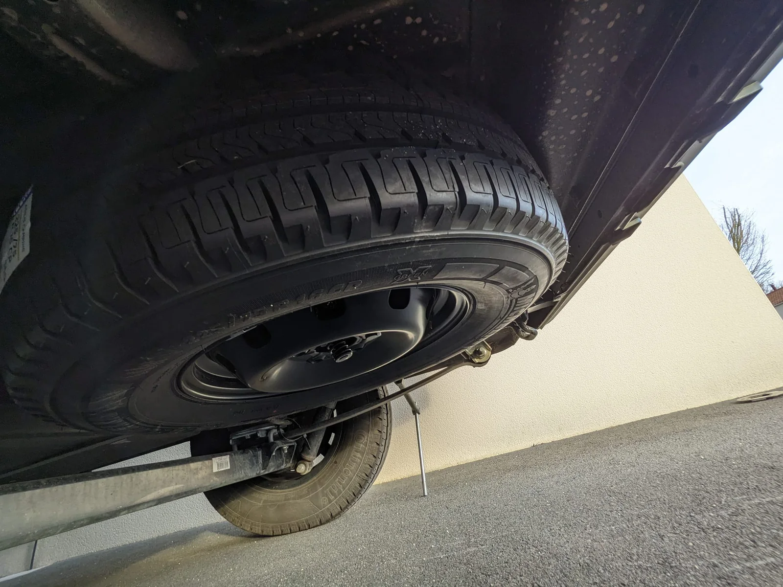 Roue de secours montée sous le châssis d’un Fiat Ducato