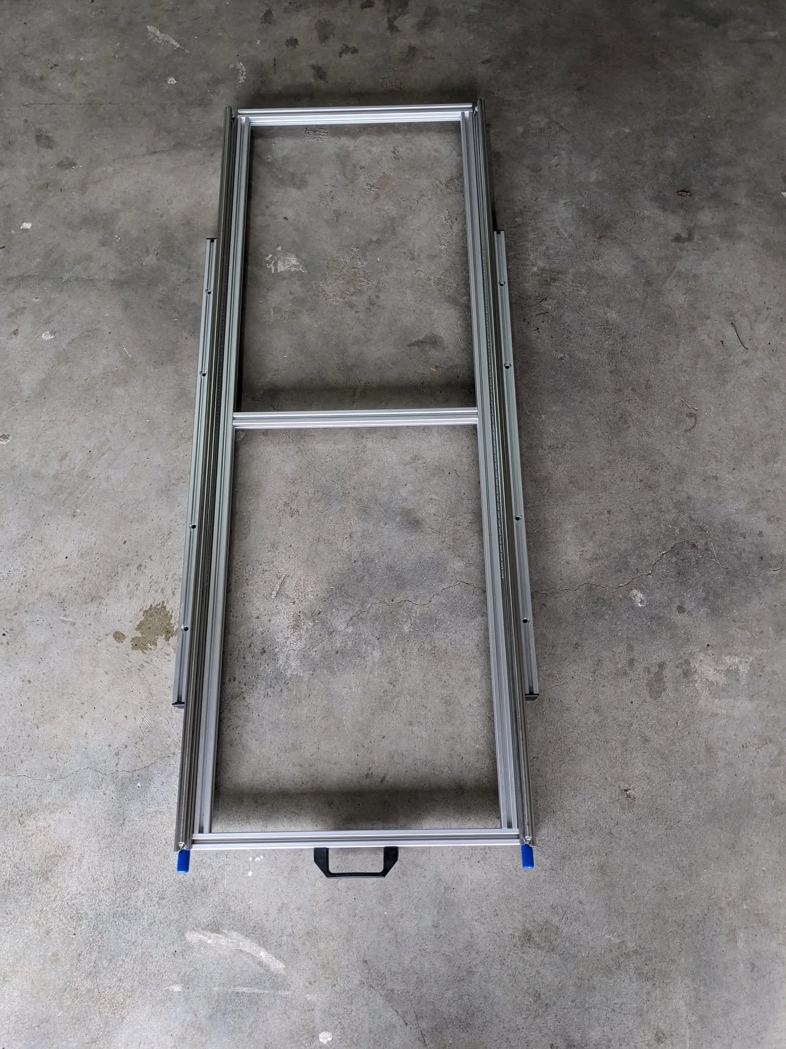 Plateau coulissant en aluminium utilisé pour les bacs de rangement de la soute
