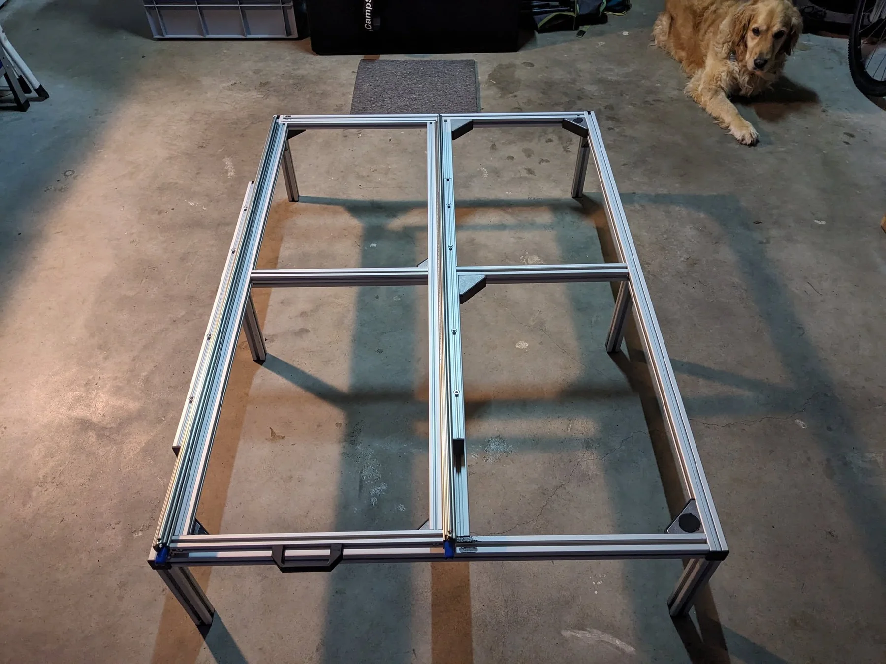 Structure en profilés aluminium 30x30 assemblée avant installation dans le fourgon