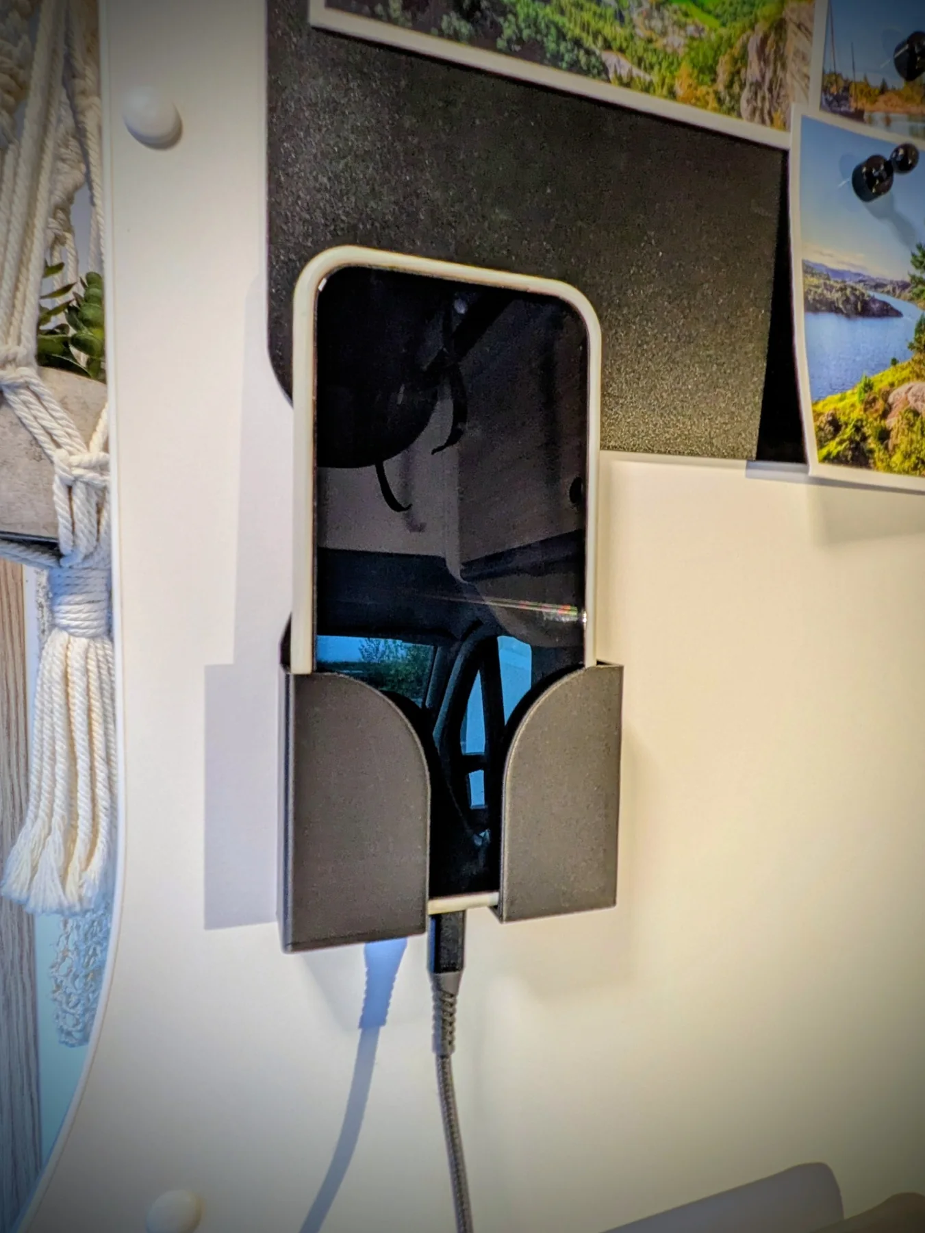 Support mural smartphone noir vu de profil dans un fourgon aménagé