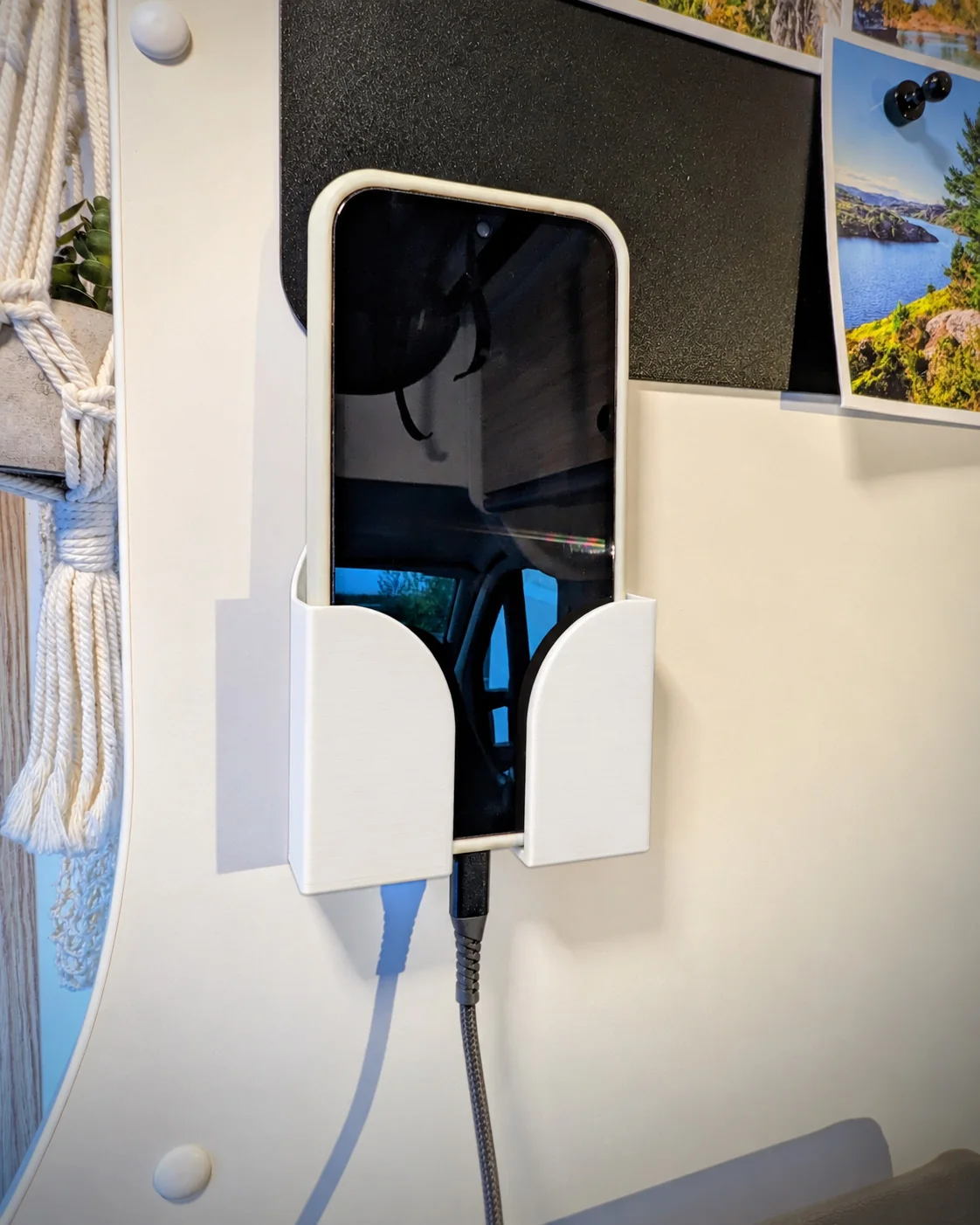 Support mural blanc pour smartphone en fourgon avec passage de câble
