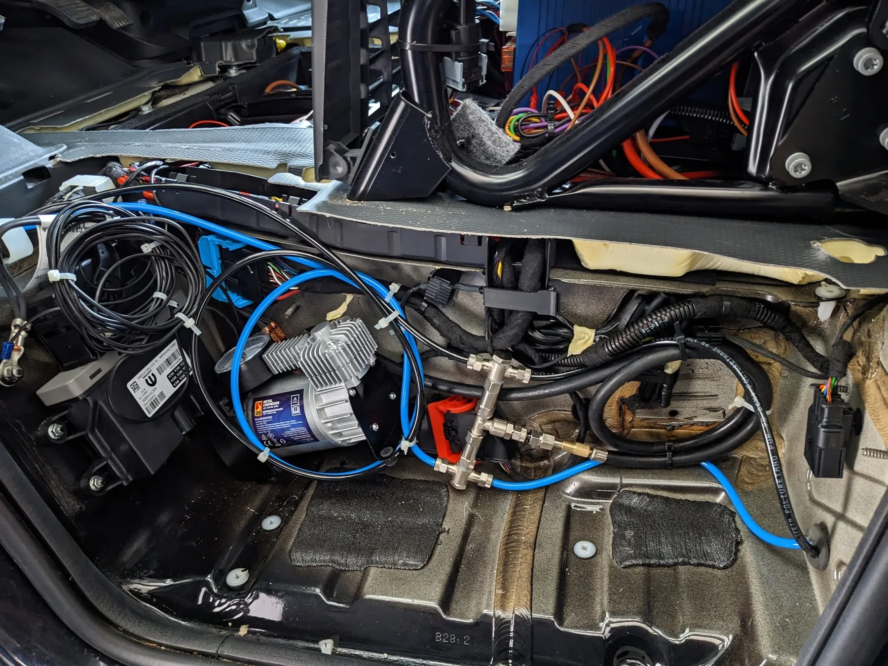 Raccordements du compresseur TIMPRO dans l’habitacle